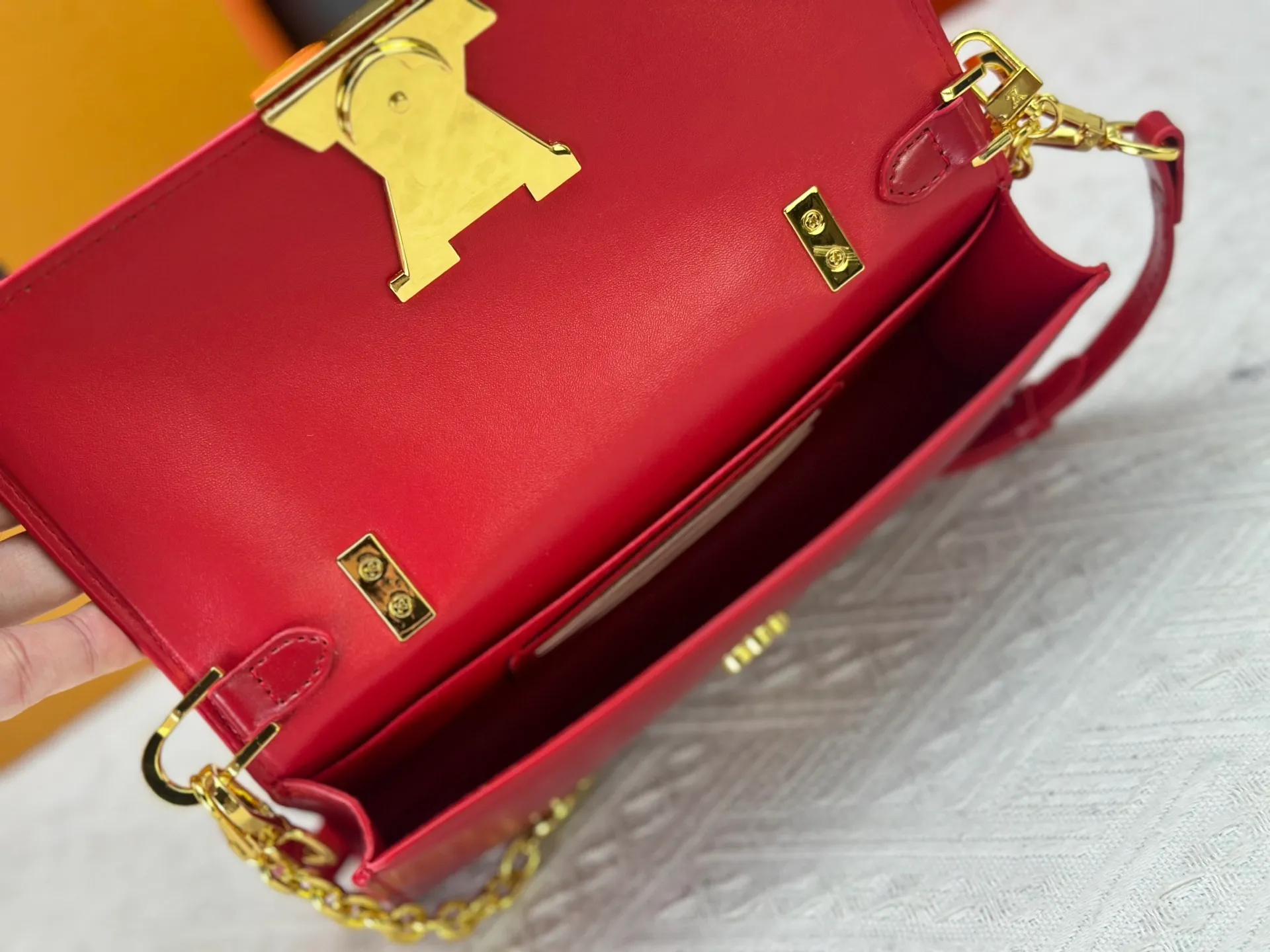 P260 M12143 black M12405 red M12265 white Wallet On Chain Capucines handbag combines exquisite craftsmanship and elegant style. It is embellished with classic LV letters in smooth leather. It is equipped with a detachable metal chain and leather shoulder strap, which can be carried by hand, shoulder or cross-body. The neat interior features Monogram floral magnet fastening, patch pockets, and card compartment.  12 x 4 x 23 cm (H x W x L) Cowhide Leather Trimming Cowhide lining Metal hardware Monogram floral magnetic closure Large main compartment Internal patch pocket with card compartment Shoulder strap: removable, adjustable Half-length strap: 43.0 cm Strap half-length adjustable to: 53.0 cm Chain: Removable Chain half-length: 22.5 cm Handle: Single handle