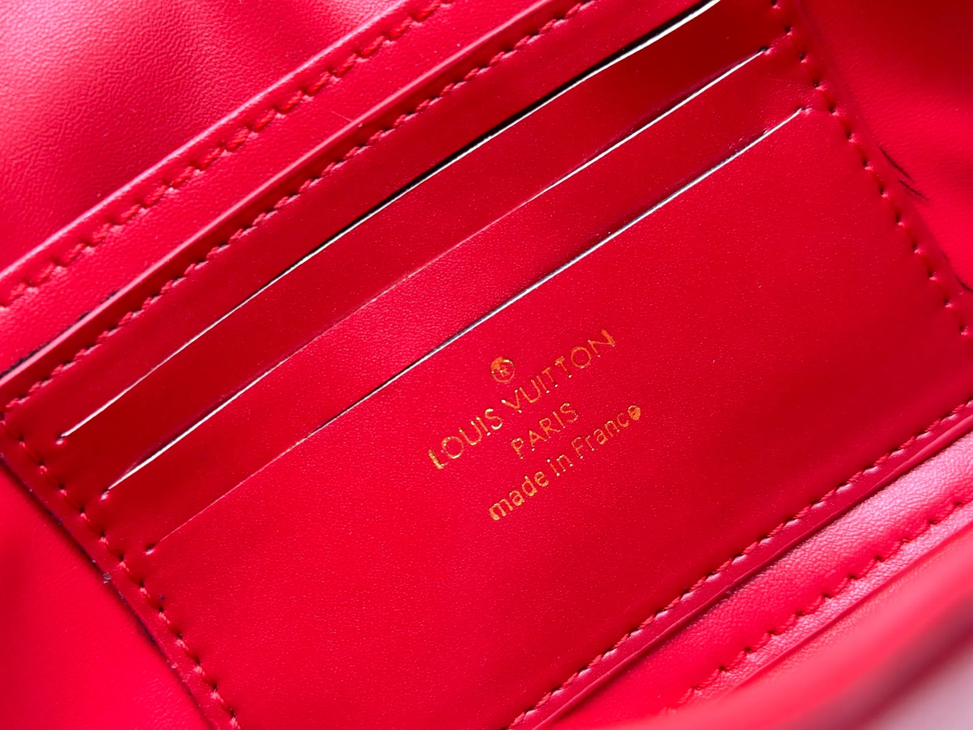 P260 M12143 black M12405 red M12265 white Wallet On Chain Capucines handbag combines exquisite craftsmanship and elegant style. It is embellished with classic LV letters in smooth leather. It is equipped with a detachable metal chain and leather shoulder strap, which can be carried by hand, shoulder or cross-body. The neat interior features Monogram floral magnet fastening, patch pockets, and card compartment.  12 x 4 x 23 cm (H x W x L) Cowhide Leather Trimming Cowhide lining Metal hardware Monogram floral magnetic closure Large main compartment Internal patch pocket with card compartment Shoulder strap: removable, adjustable Half-length strap: 43.0 cm Strap half-length adjustable to: 53.0 cm Chain: Removable Chain half-length: 22.5 cm Handle: Single handle