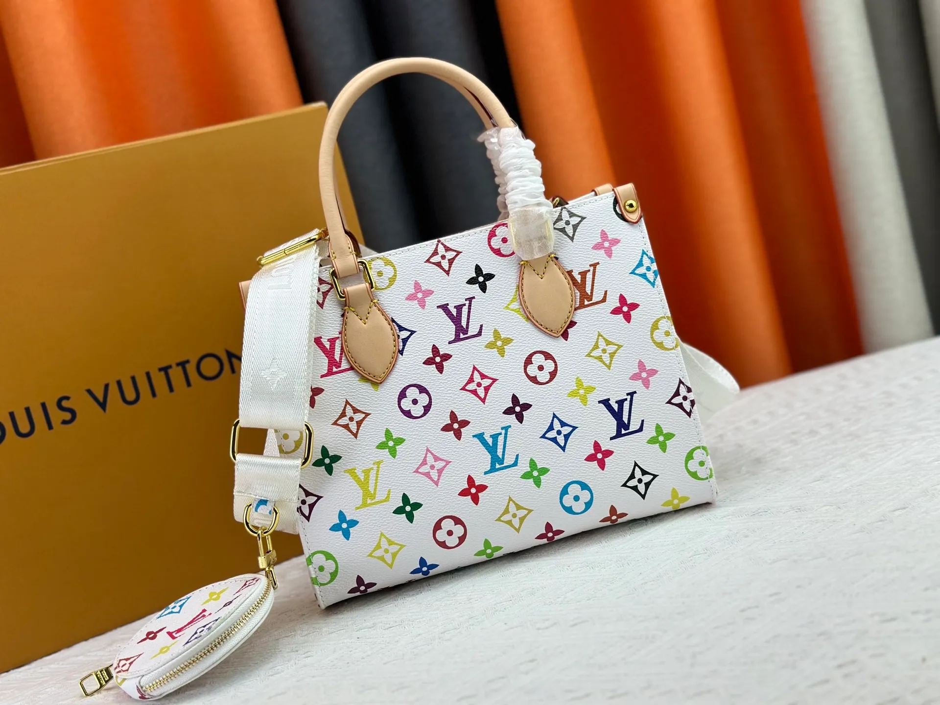 P300 Upgraded Original M46373 Murakami White Tricolor Black Tricolor This OnTheGo small handbag is made of Monogram and Monogram Reverse canvas, with the Monogram Giant pattern embellished on it. The Toron handle and the jacquard textured shoulder strap decorated with the brand's logo create a visual contrast, and the detachable coin bag is suitable for storing change or small items. It combines fashionable charm with various functions, making it a good daily companion. 25.0 x 19.0 x 11.5 cm (length x height x width)