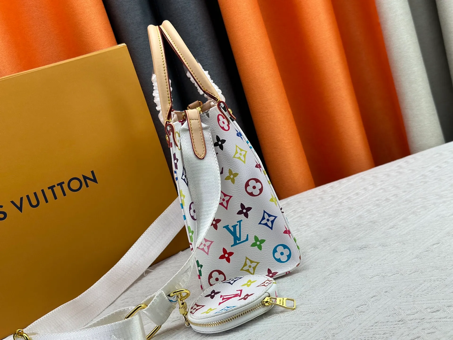 P300 Upgraded Original M46373 Murakami White Tricolor Black Tricolor This OnTheGo small handbag is made of Monogram and Monogram Reverse canvas, with the Monogram Giant pattern embellished on it. The Toron handle and the jacquard textured shoulder strap decorated with the brand's logo create a visual contrast, and the detachable coin bag is suitable for storing change or small items. It combines fashionable charm with various functions, making it a good daily companion. 25.0 x 19.0 x 11.5 cm (length x height x width)