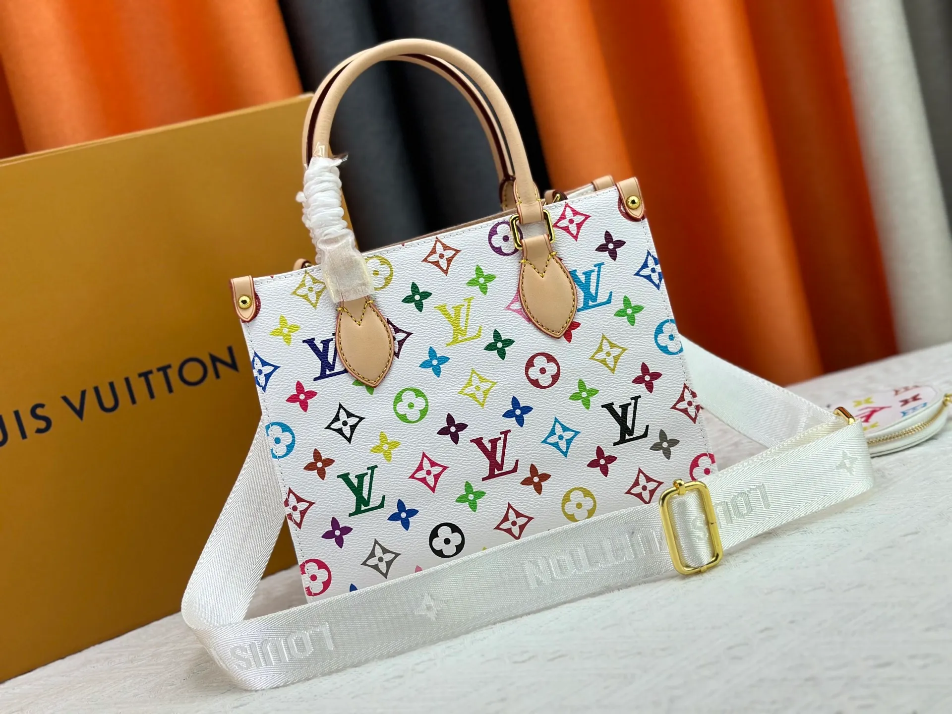 P300 Upgraded Original M46373 Murakami White Tricolor Black Tricolor This OnTheGo small handbag is made of Monogram and Monogram Reverse canvas, with the Monogram Giant pattern embellished on it. The Toron handle and the jacquard textured shoulder strap decorated with the brand's logo create a visual contrast, and the detachable coin bag is suitable for storing change or small items. It combines fashionable charm with various functions, making it a good daily companion. 25.0 x 19.0 x 11.5 cm (length x height x width)