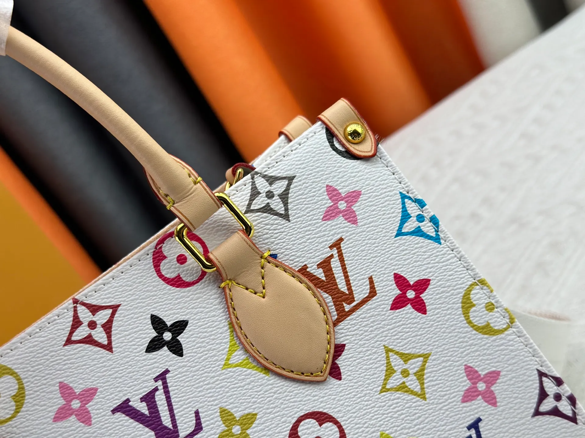P300 Upgraded Original M46373 Murakami White Tricolor Black Tricolor This OnTheGo small handbag is made of Monogram and Monogram Reverse canvas, with the Monogram Giant pattern embellished on it. The Toron handle and the jacquard textured shoulder strap decorated with the brand's logo create a visual contrast, and the detachable coin bag is suitable for storing change or small items. It combines fashionable charm with various functions, making it a good daily companion. 25.0 x 19.0 x 11.5 cm (length x height x width)