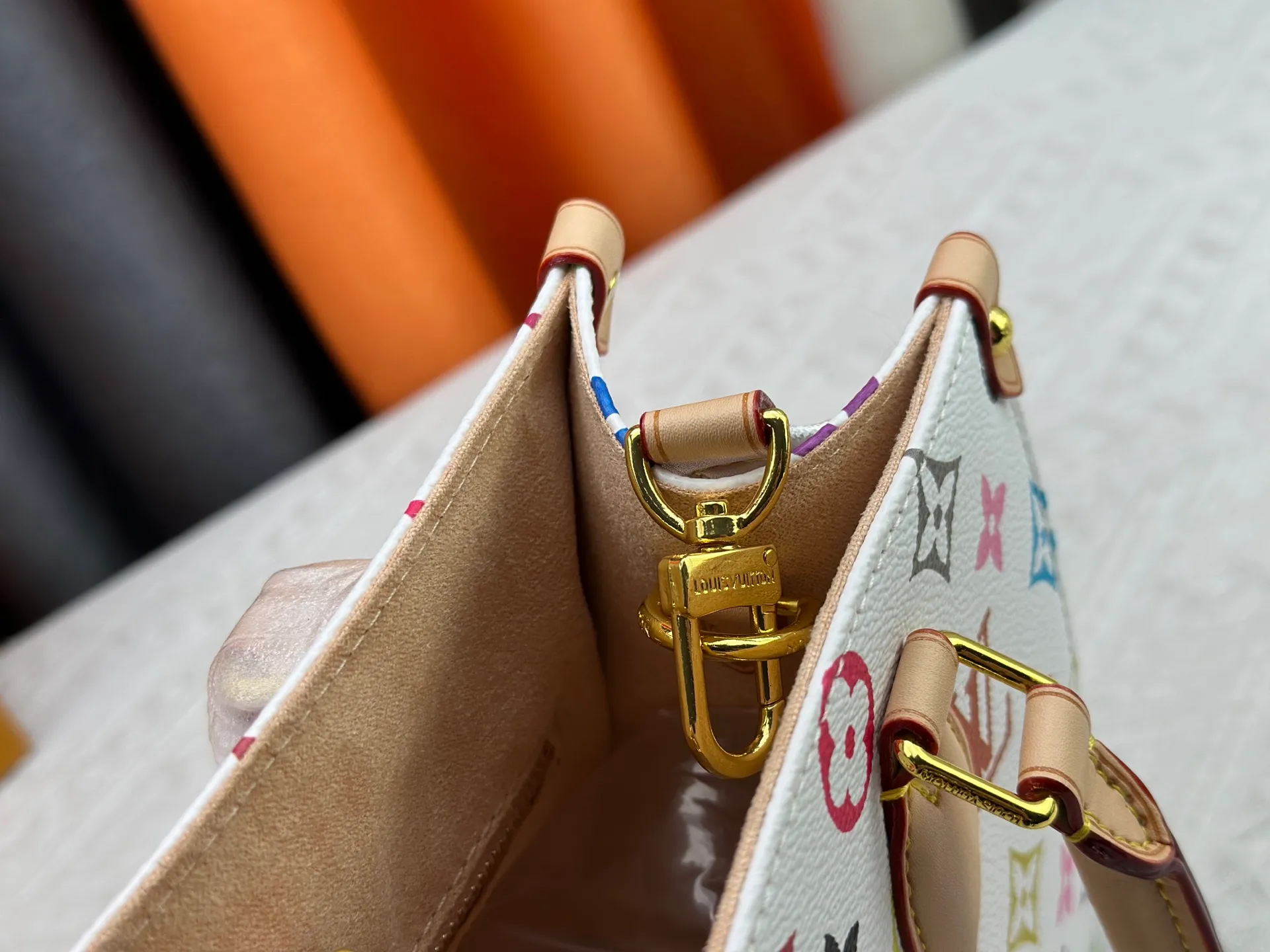 P300 Upgraded Original M46373 Murakami White Tricolor Black Tricolor This OnTheGo small handbag is made of Monogram and Monogram Reverse canvas, with the Monogram Giant pattern embellished on it. The Toron handle and the jacquard textured shoulder strap decorated with the brand's logo create a visual contrast, and the detachable coin bag is suitable for storing change or small items. It combines fashionable charm with various functions, making it a good daily companion. 25.0 x 19.0 x 11.5 cm (length x height x width)