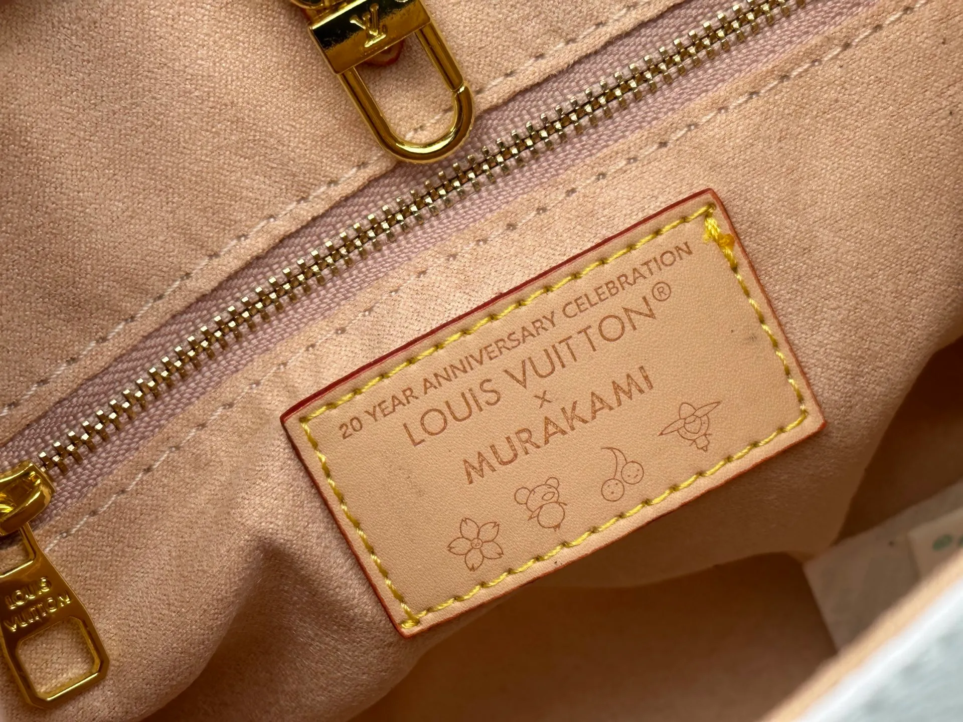 P300 Upgraded Original M46373 Murakami White Tricolor Black Tricolor This OnTheGo small handbag is made of Monogram and Monogram Reverse canvas, with the Monogram Giant pattern embellished on it. The Toron handle and the jacquard textured shoulder strap decorated with the brand's logo create a visual contrast, and the detachable coin bag is suitable for storing change or small items. It combines fashionable charm with various functions, making it a good daily companion. 25.0 x 19.0 x 11.5 cm (length x height x width)