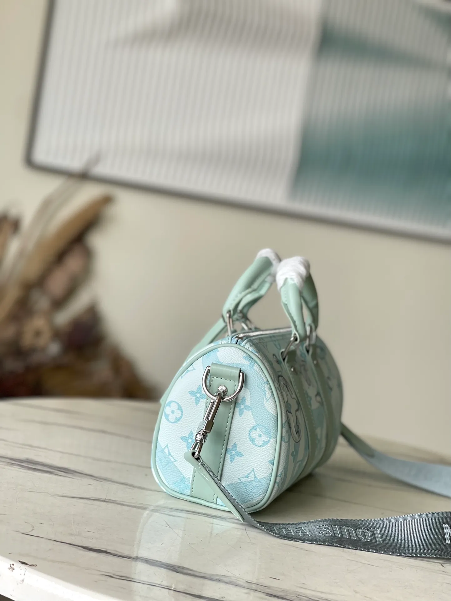 💰960 Top Original Order M22527 This Keepall Bandoulière 25 handbag relies on creative inkjet printing technology, as if water droplets slide over the surface of the LV letters and Monogram flowers, highlighting the three-dimensional look of the Monogram Aquagarden canvas. The compact construction, reinforced side straps and leather nameplate continue the consistent design of the Keepall series. Dimensions: 25 x 15 x 11 cm