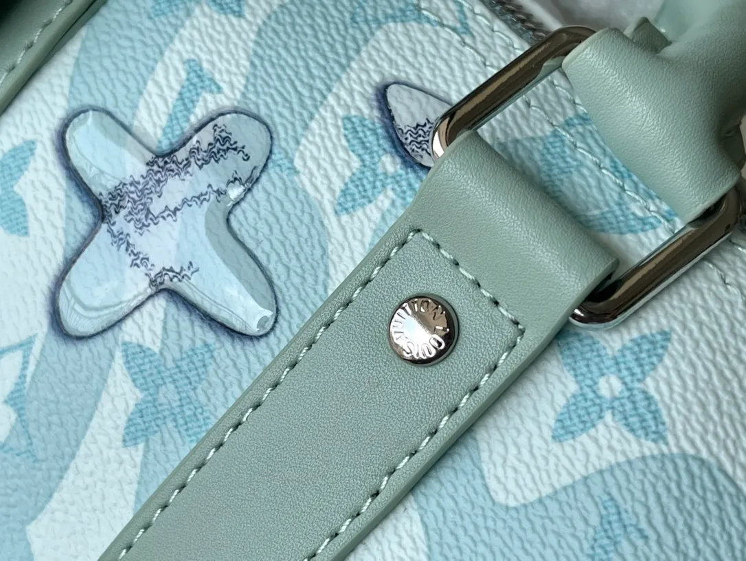 💰960 Top Original Order M22527 This Keepall Bandoulière 25 handbag relies on creative inkjet printing technology, as if water droplets slide over the surface of the LV letters and Monogram flowers, highlighting the three-dimensional look of the Monogram Aquagarden canvas. The compact construction, reinforced side straps and leather nameplate continue the consistent design of the Keepall series. Dimensions: 25 x 15 x 11 cm