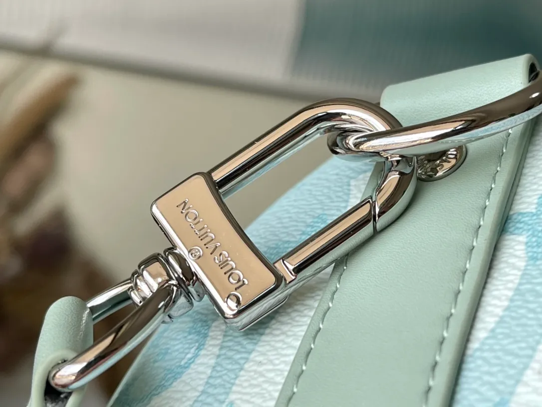 💰960 Top Original Order M22527 This Keepall Bandoulière 25 handbag relies on creative inkjet printing technology, as if water droplets slide over the surface of the LV letters and Monogram flowers, highlighting the three-dimensional look of the Monogram Aquagarden canvas. The compact construction, reinforced side straps and leather nameplate continue the consistent design of the Keepall series. Dimensions: 25 x 15 x 11 cm