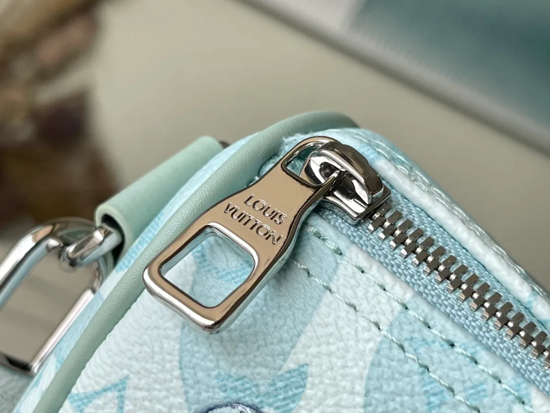 💰960 Top Original Order M22527 This Keepall Bandoulière 25 handbag relies on creative inkjet printing technology, as if water droplets slide over the surface of the LV letters and Monogram flowers, highlighting the three-dimensional look of the Monogram Aquagarden canvas. The compact construction, reinforced side straps and leather nameplate continue the consistent design of the Keepall series. Dimensions: 25 x 15 x 11 cm