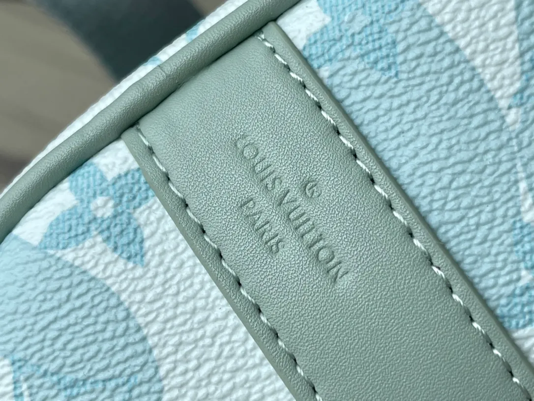 💰960 Top Original Order M22527 This Keepall Bandoulière 25 handbag relies on creative inkjet printing technology, as if water droplets slide over the surface of the LV letters and Monogram flowers, highlighting the three-dimensional look of the Monogram Aquagarden canvas. The compact construction, reinforced side straps and leather nameplate continue the consistent design of the Keepall series. Dimensions: 25 x 15 x 11 cm