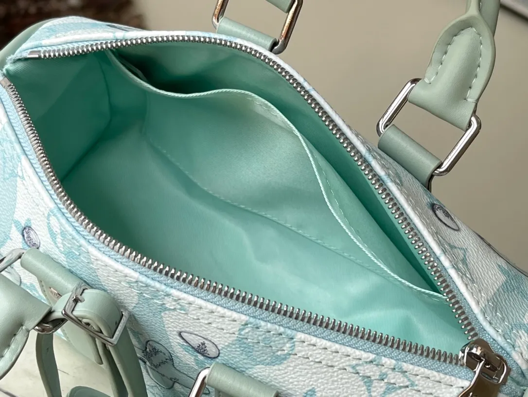 💰960 Top Original Order M22527 This Keepall Bandoulière 25 handbag relies on creative inkjet printing technology, as if water droplets slide over the surface of the LV letters and Monogram flowers, highlighting the three-dimensional look of the Monogram Aquagarden canvas. The compact construction, reinforced side straps and leather nameplate continue the consistent design of the Keepall series. Dimensions: 25 x 15 x 11 cm