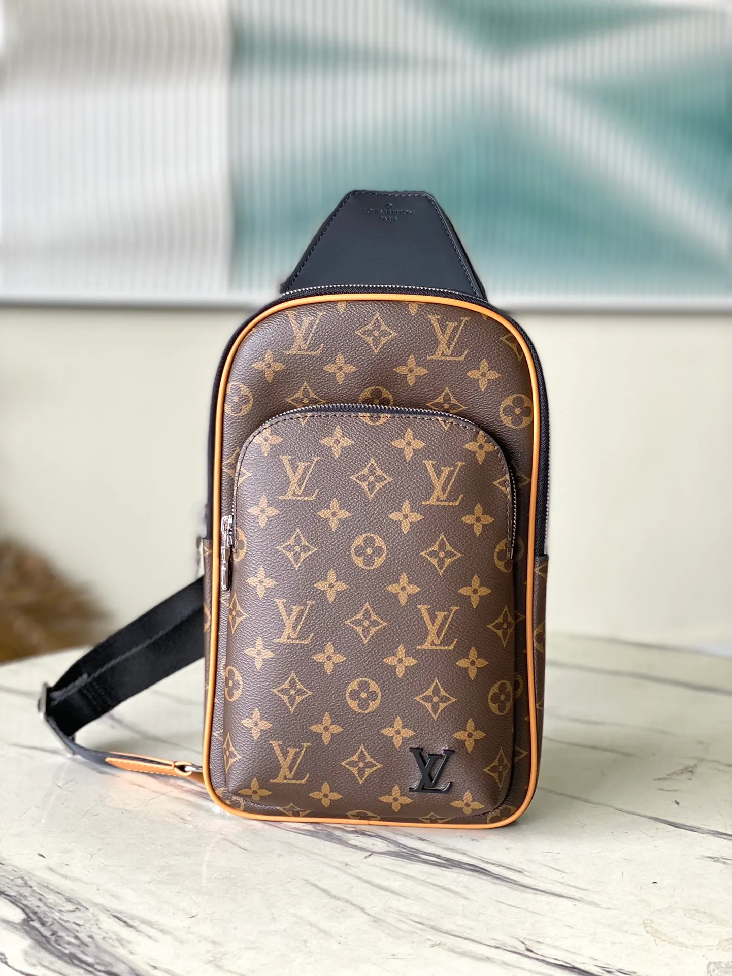💰860 Top Original M46327 New Color AVENUE Shoulder Bag The Avenue shoulder bag made of Damier Graphite canvas is the perfect companion for urban life: small and fashionable, showing a casual and uninhibited attitude. "Smart" shoulder strap design, suitable for carrying on the left or right shoulder. Styling design to improve carrying comfort; double zipper opening and closing design to ensure safe placement of valuables -20 x 31 x 10cm