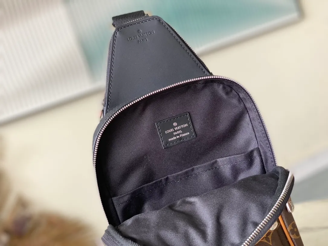 💰860 Top Original M46327 New Color AVENUE Shoulder Bag The Avenue shoulder bag made of Damier Graphite canvas is the perfect companion for urban life: small and fashionable, showing a casual and uninhibited attitude. "Smart" shoulder strap design, suitable for carrying on the left or right shoulder. Styling design to improve carrying comfort; double zipper opening and closing design to ensure safe placement of valuables -20 x 31 x 10cm