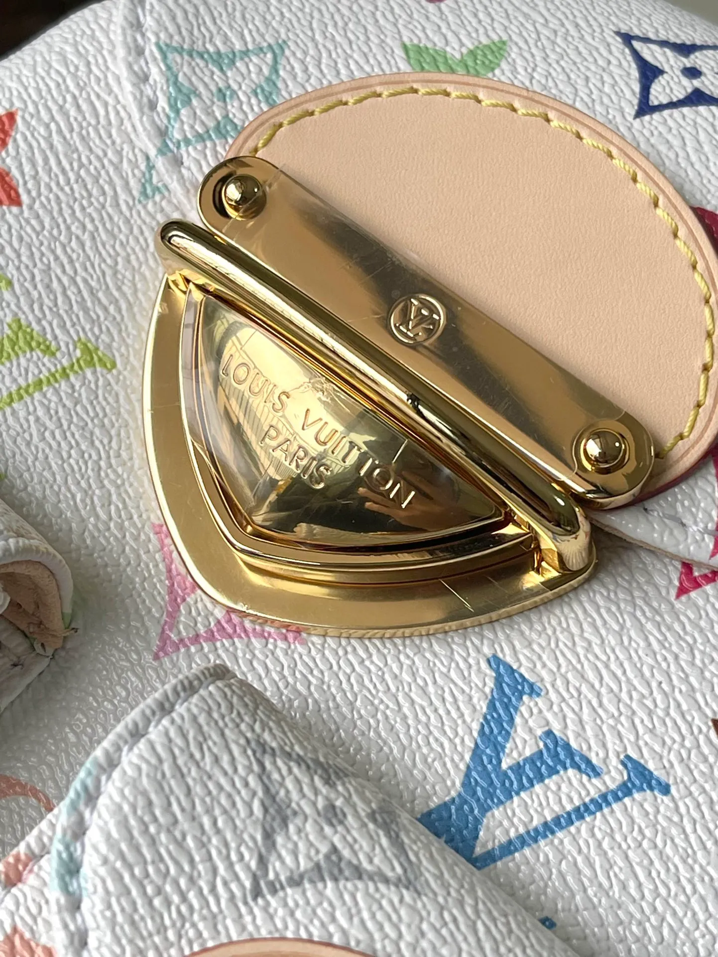 💰1340 Top Original M13081 This Venice backpack is made of coated canvas and depicts the Monogram pattern with the bright colors of Japanese artist Takashi Murakami, highlighting the smart interest of the Louis Vuitton x Murakami reissue series. Classic cowhide leather shapes the slim shoulder straps, and large buckles add a metallic sheen to the flap and outer pocket. Dimensions: 24 × 26 × 7 cm
