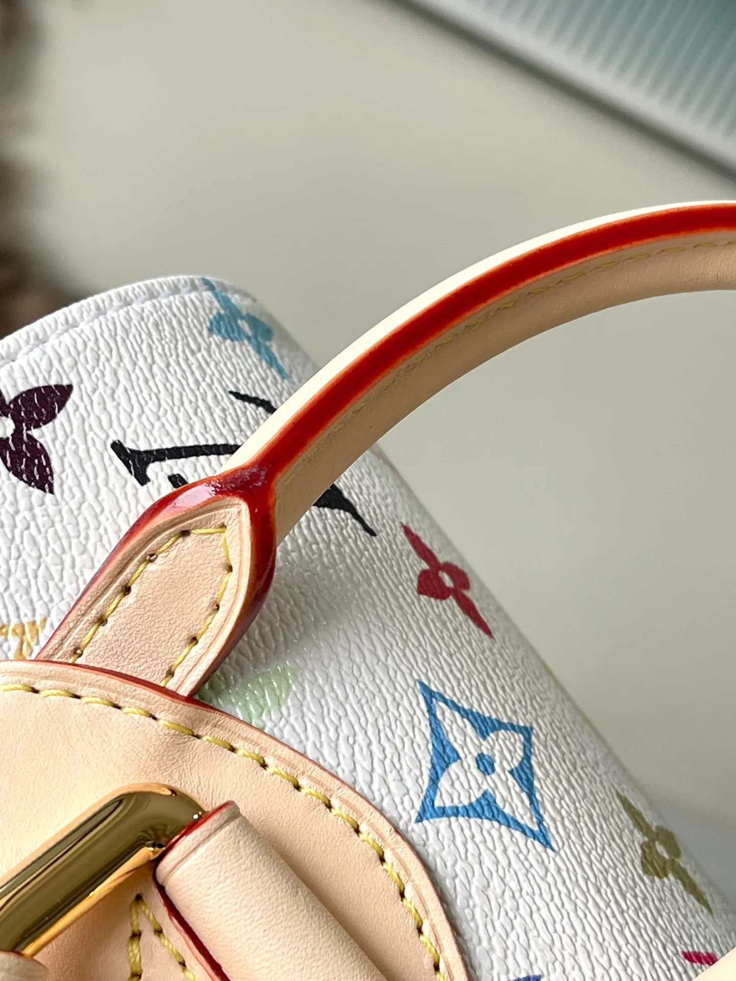 💰1340 Top Original M13081 This Venice backpack is made of coated canvas and depicts the Monogram pattern with the bright colors of Japanese artist Takashi Murakami, highlighting the smart interest of the Louis Vuitton x Murakami reissue series. Classic cowhide leather shapes the slim shoulder straps, and large buckles add a metallic sheen to the flap and outer pocket. Dimensions: 24 × 26 × 7 cm