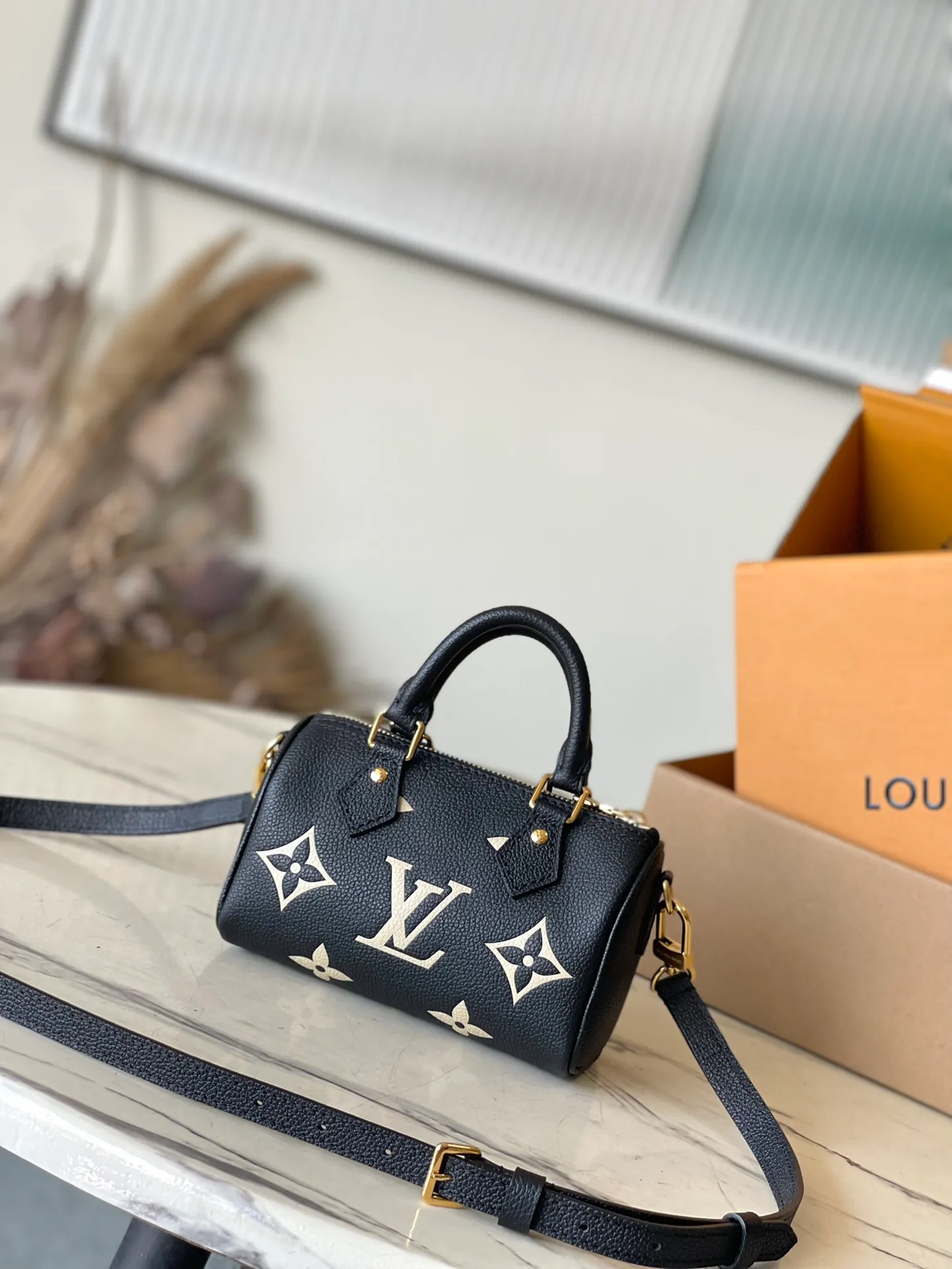 💰880 (top layer leather) top original order M81456 This product is the exclusive duty-free product in the market and is the highest-end product. It supports inspection. This product has passed strict inspection and is flawless. Please wear gloves when touching the product. This product is not returnable. Please confirm the product first and then remove the label on the handle. This product is temporarily not open to the public, only for regular customers, and is in short supply. Dimensions: 16 x 10 x 7.5 cm