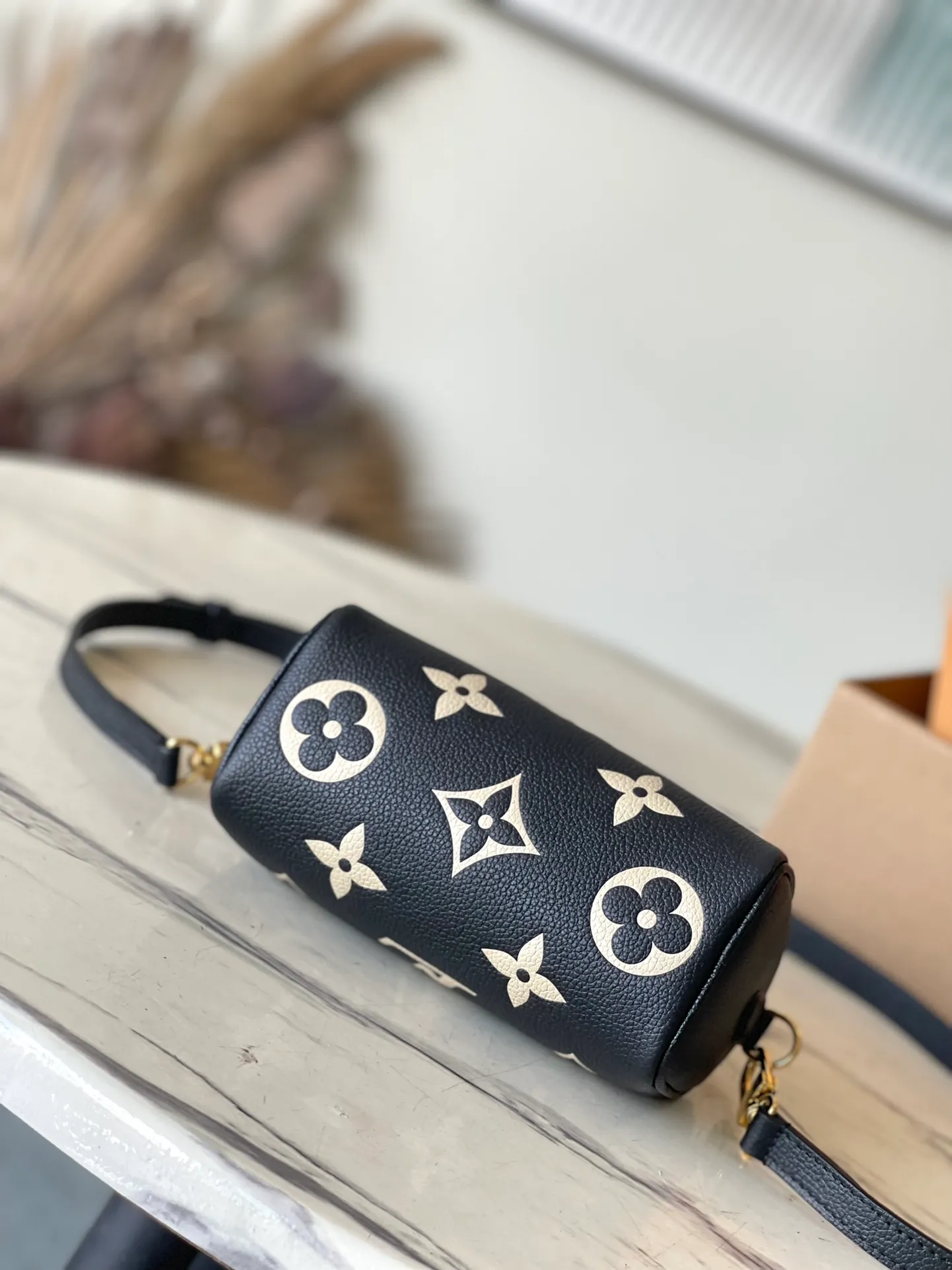 💰880 (top layer leather) top original order M81456 This product is the exclusive duty-free product in the market and is the highest-end product. It supports inspection. This product has passed strict inspection and is flawless. Please wear gloves when touching the product. This product is not returnable. Please confirm the product first and then remove the label on the handle. This product is temporarily not open to the public, only for regular customers, and is in short supply. Dimensions: 16 x 10 x 7.5 cm