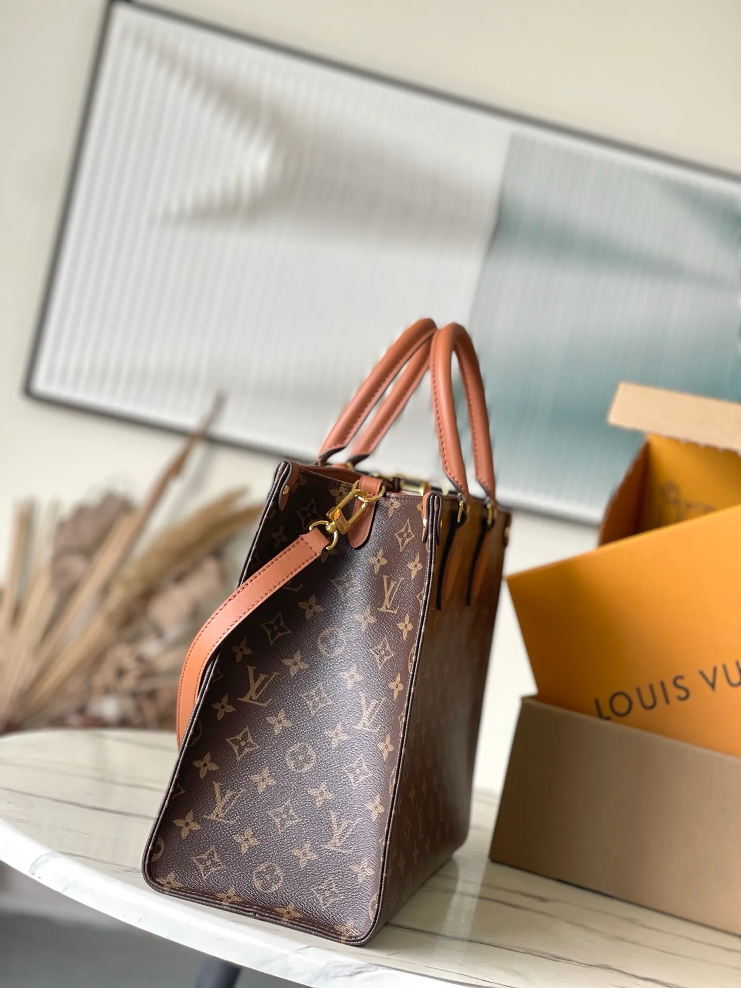 💰940 Top original order M14235 This Organizer handbag is from the OnTheGo series and is made of Monogram canvas with leather handles and nameplates. The spacious interior can accommodate laptops and notepads, and multiple pockets allow for organized storage, making it a great companion for urban life. Dimensions: 37 × 29 × 16 cm
