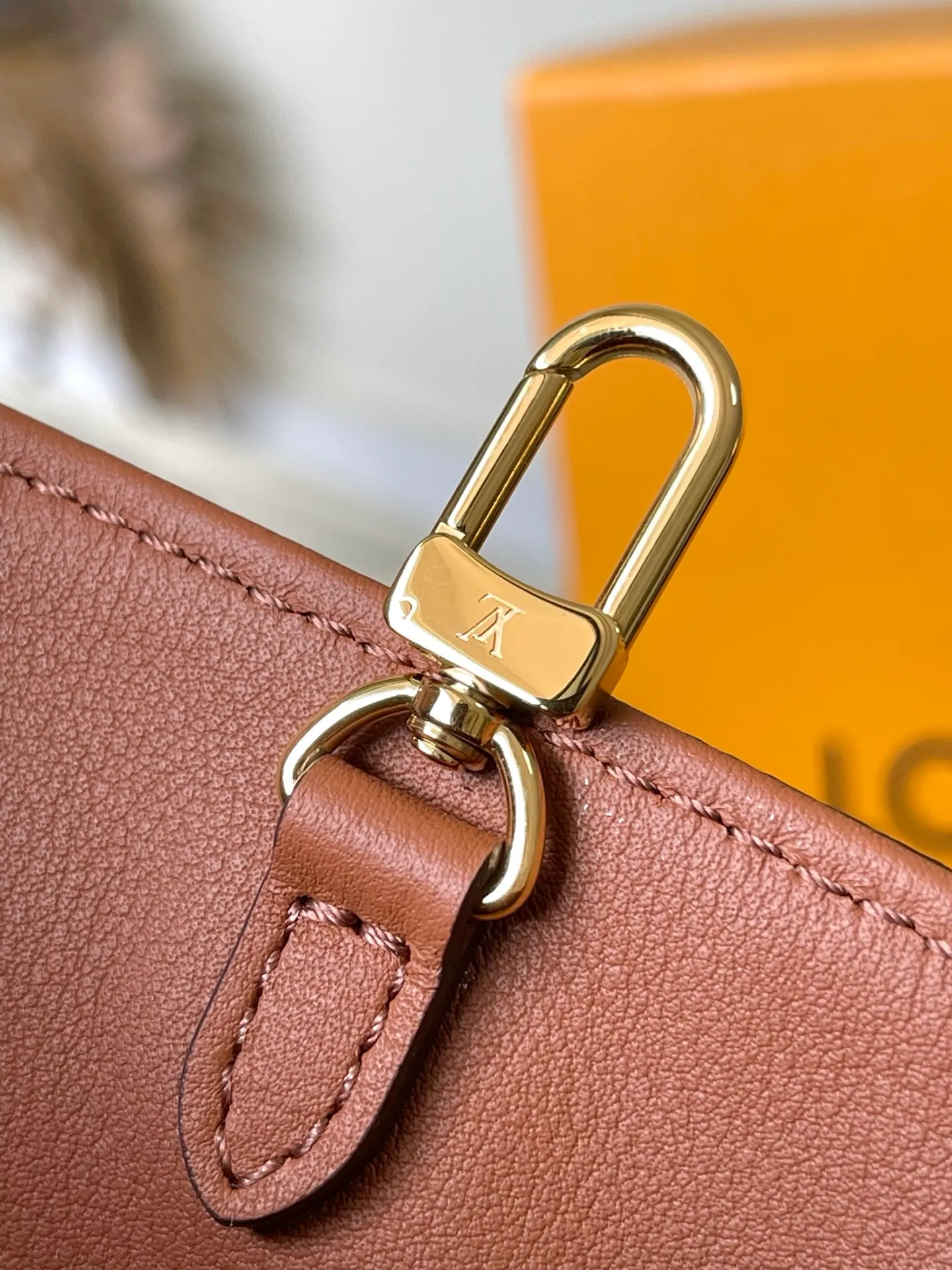 💰940 Top original order M14235 This Organizer handbag is from the OnTheGo series and is made of Monogram canvas with leather handles and nameplates. The spacious interior can accommodate laptops and notepads, and multiple pockets allow for organized storage, making it a great companion for urban life. Dimensions: 37 × 29 × 16 cm
