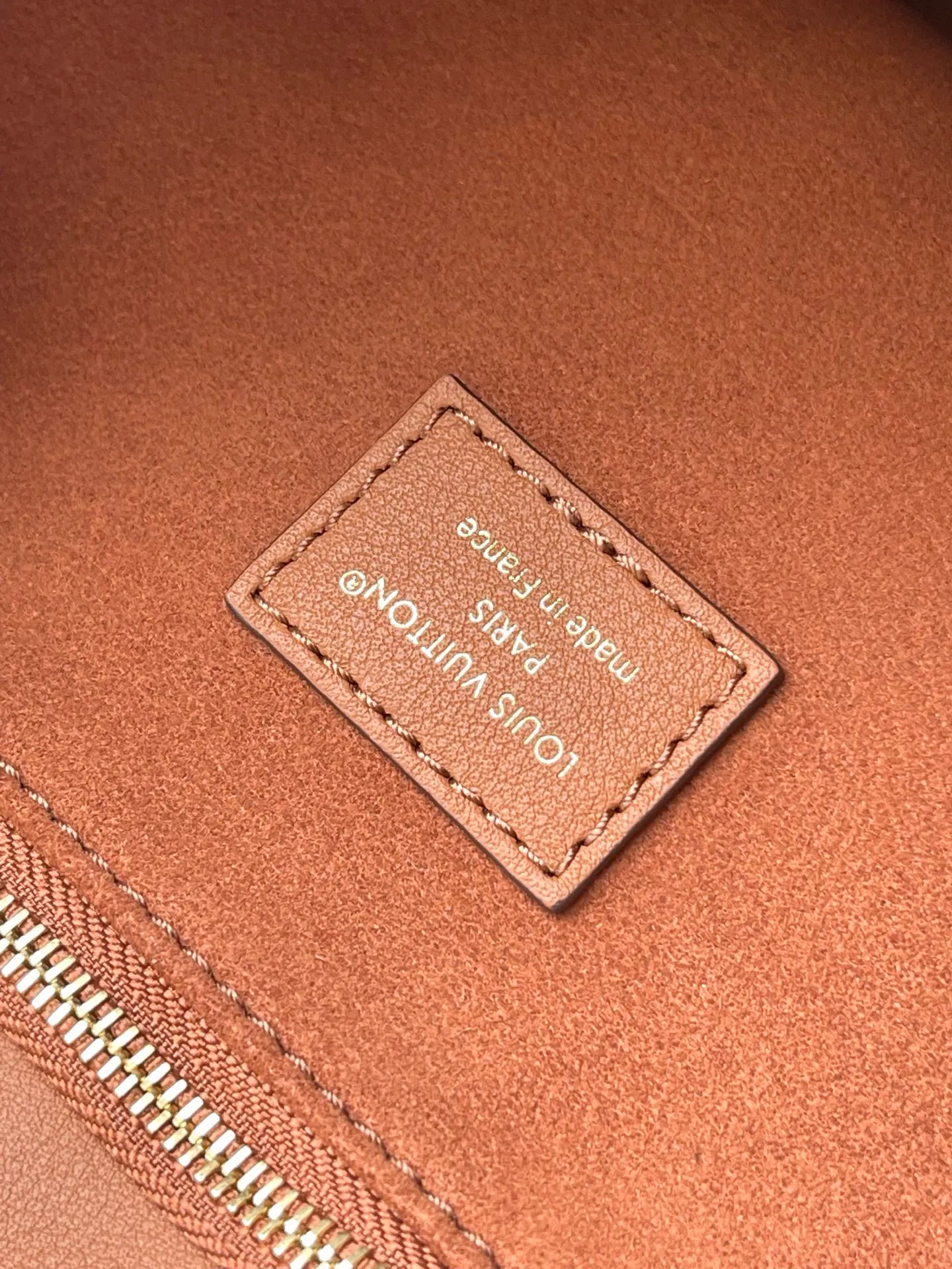 💰940 Top original order M14235 This Organizer handbag is from the OnTheGo series and is made of Monogram canvas with leather handles and nameplates. The spacious interior can accommodate laptops and notepads, and multiple pockets allow for organized storage, making it a great companion for urban life. Dimensions: 37 × 29 × 16 cm
