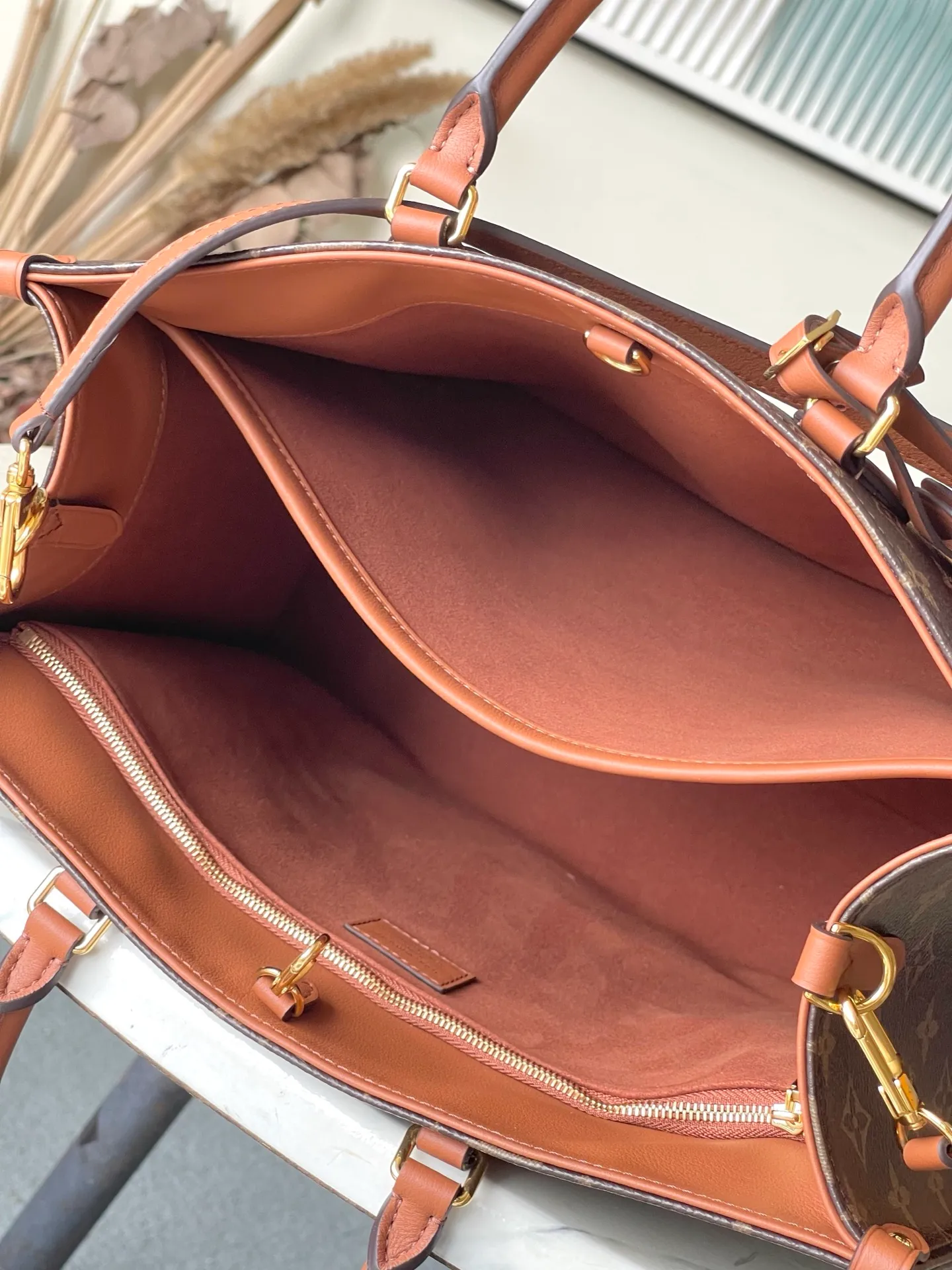 💰940 Top original order M14235 This Organizer handbag is from the OnTheGo series and is made of Monogram canvas with leather handles and nameplates. The spacious interior can accommodate laptops and notepads, and multiple pockets allow for organized storage, making it a great companion for urban life. Dimensions: 37 × 29 × 16 cm