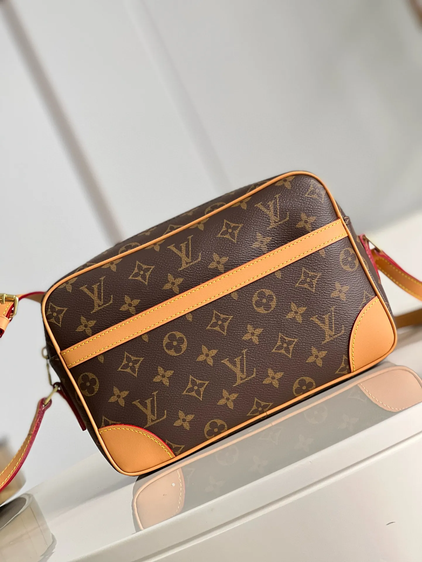 💰820 Top original item [Exclusive real shot M51274 medium size] Vintage used camera bag, crossbody bag, unisex, classic Monogram canvas with yellow leather trim, calm and elegant, one outer open pocket, zippered side pockets inside, adjustable shoulder straps that can be switched freely at any time, sufficient capacity for daily use! Size 27*17*7cm