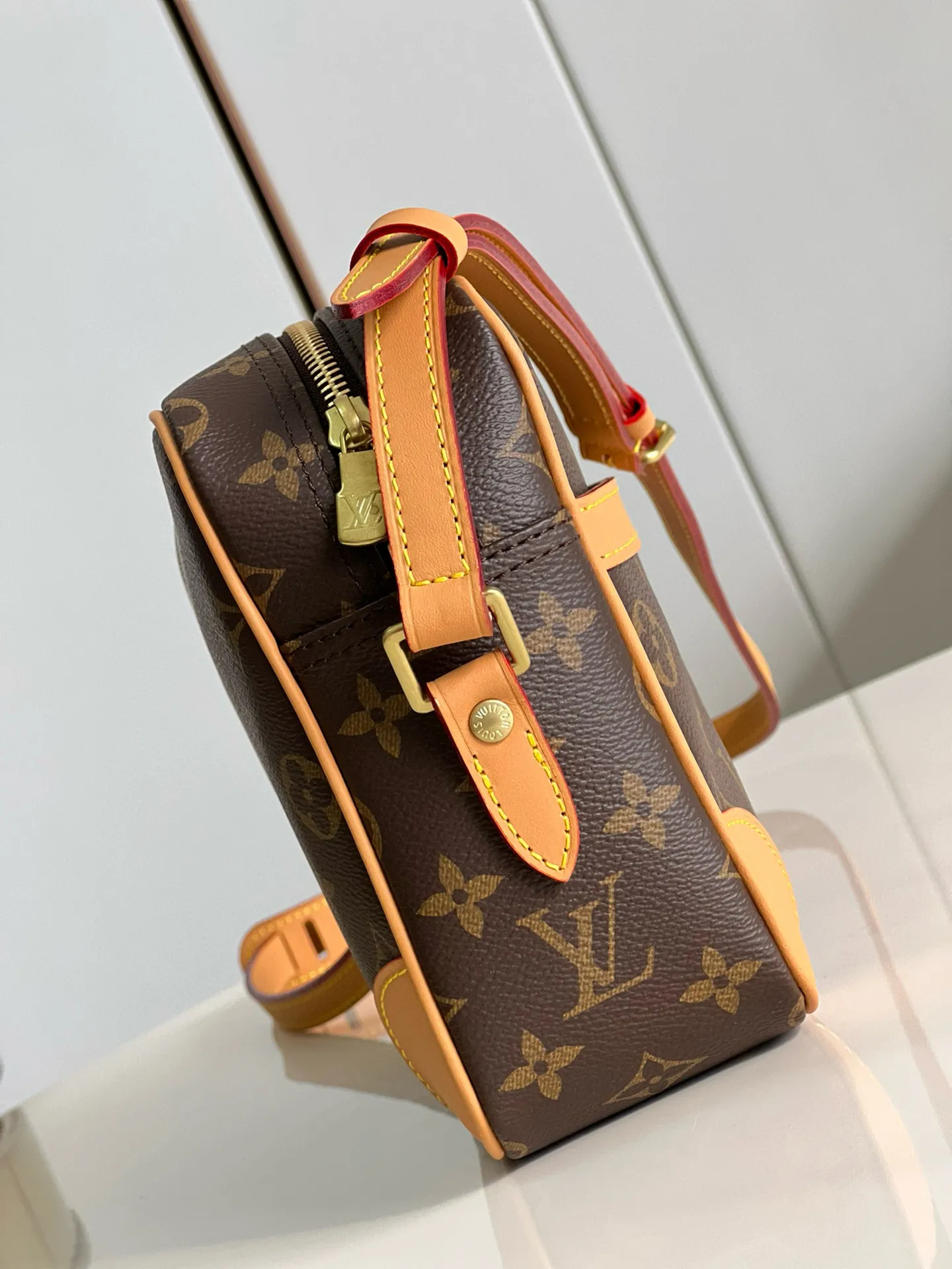 💰820 Top original item [Exclusive real shot M51274 medium size] Vintage used camera bag, crossbody bag, unisex, classic Monogram canvas with yellow leather trim, calm and elegant, one outer open pocket, zippered side pockets inside, adjustable shoulder straps that can be switched freely at any time, sufficient capacity for daily use! Size 27*17*7cm