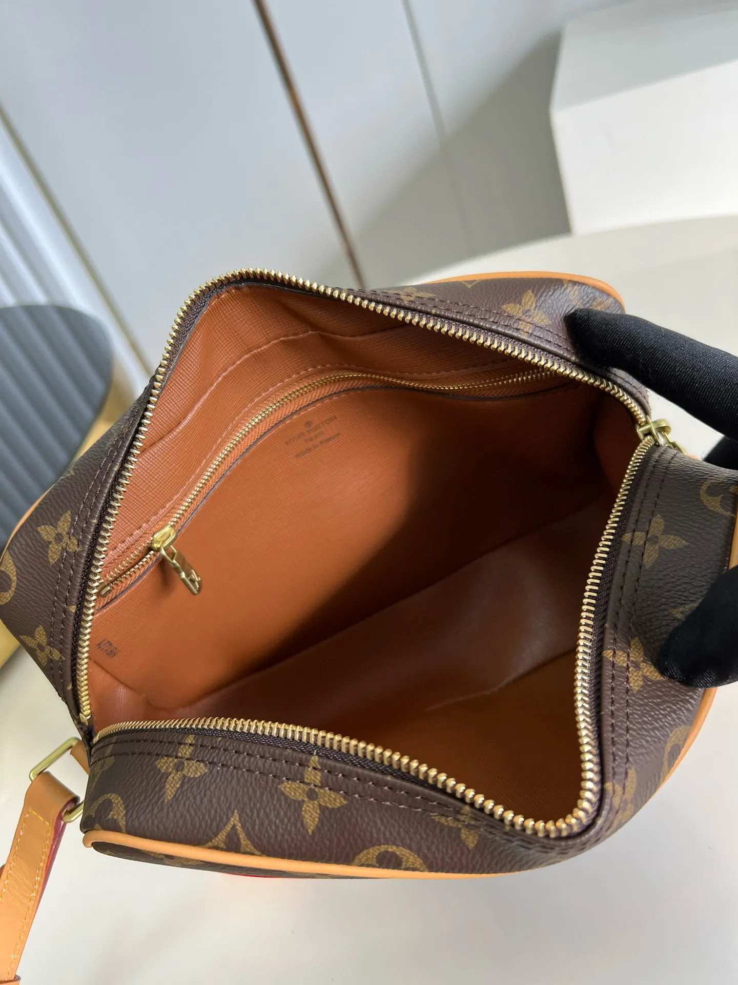💰820 Top original item [Exclusive real shot M51274 medium size] Vintage used camera bag, crossbody bag, unisex, classic Monogram canvas with yellow leather trim, calm and elegant, one outer open pocket, zippered side pockets inside, adjustable shoulder straps that can be switched freely at any time, sufficient capacity for daily use! Size 27*17*7cm