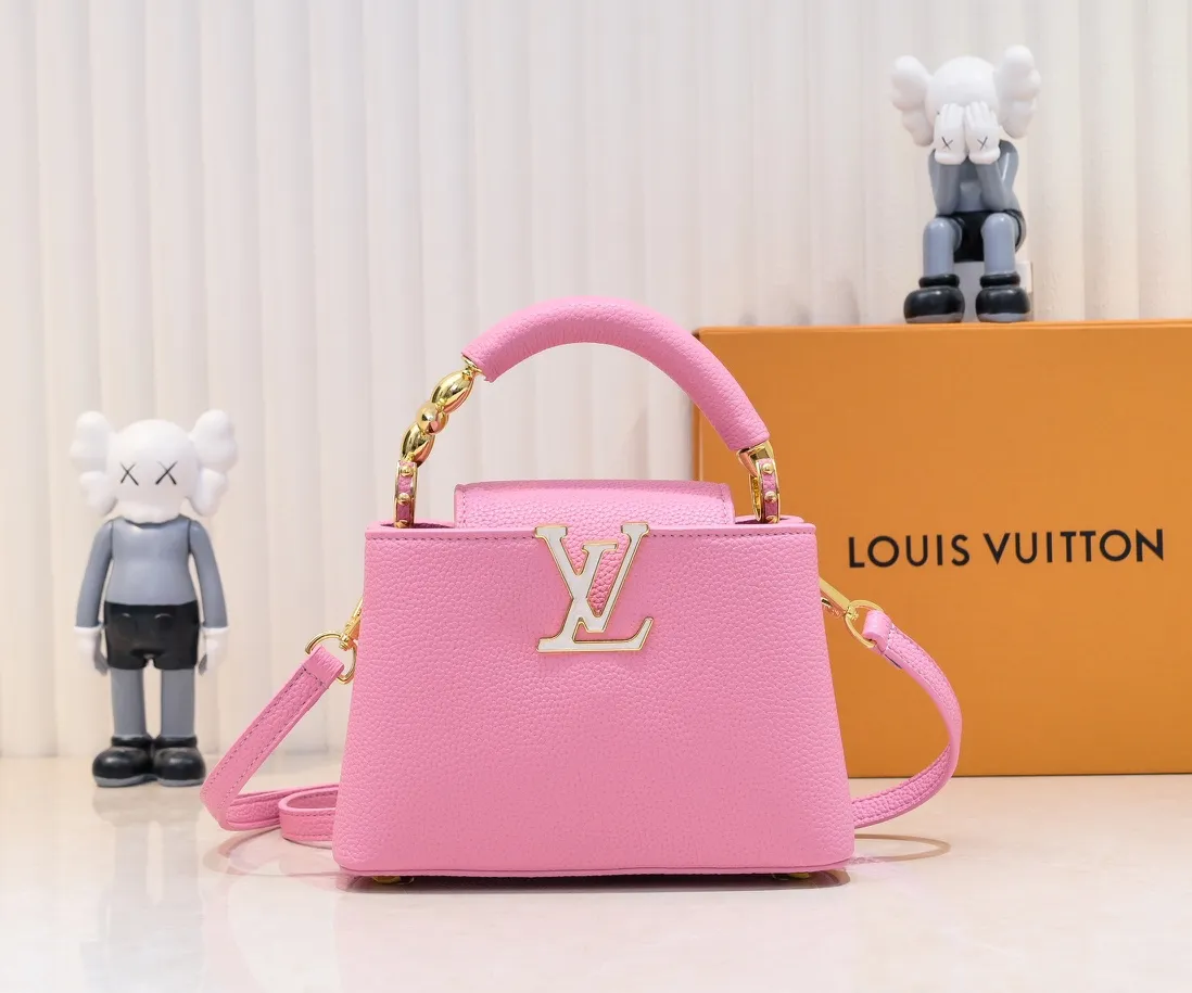 Upgraded version P440 M23943 This Capucines mini handbag incorporates exquisite Monogram flowers into the handle, and uses delicate brushstrokes to present the three-dimensional look of the LV logo, injecting dazzling luster into the soft design. Full-grain Taurillon leather has a compact shape that can hold a smartphone, short wallet and other small essentials. Detailed features 21 x 14 x 8 cm (length x height x width)