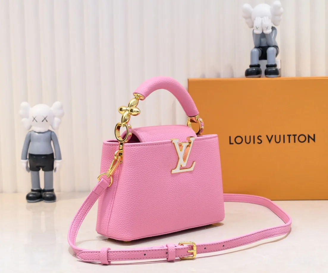Upgraded version P440 M23943 This Capucines mini handbag incorporates exquisite Monogram flowers into the handle, and uses delicate brushstrokes to present the three-dimensional look of the LV logo, injecting dazzling luster into the soft design. Full-grain Taurillon leather has a compact shape that can hold a smartphone, short wallet and other small essentials. Detailed features 21 x 14 x 8 cm (length x height x width)