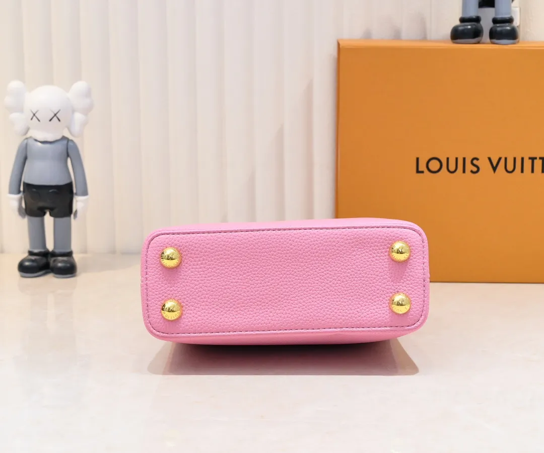 Upgraded version P440 M23943 This Capucines mini handbag incorporates exquisite Monogram flowers into the handle, and uses delicate brushstrokes to present the three-dimensional look of the LV logo, injecting dazzling luster into the soft design. Full-grain Taurillon leather has a compact shape that can hold a smartphone, short wallet and other small essentials. Detailed features 21 x 14 x 8 cm (length x height x width)
