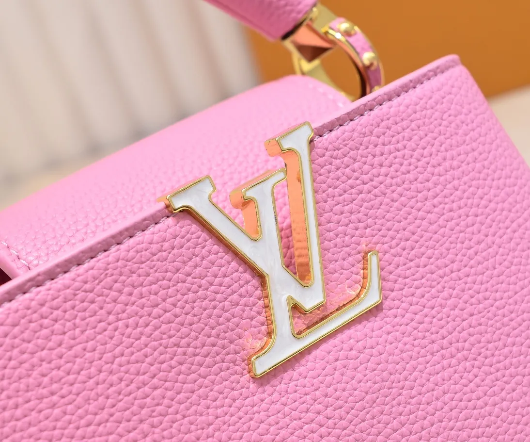 Upgraded version P440 M23943 This Capucines mini handbag incorporates exquisite Monogram flowers into the handle, and uses delicate brushstrokes to present the three-dimensional look of the LV logo, injecting dazzling luster into the soft design. Full-grain Taurillon leather has a compact shape that can hold a smartphone, short wallet and other small essentials. Detailed features 21 x 14 x 8 cm (length x height x width)