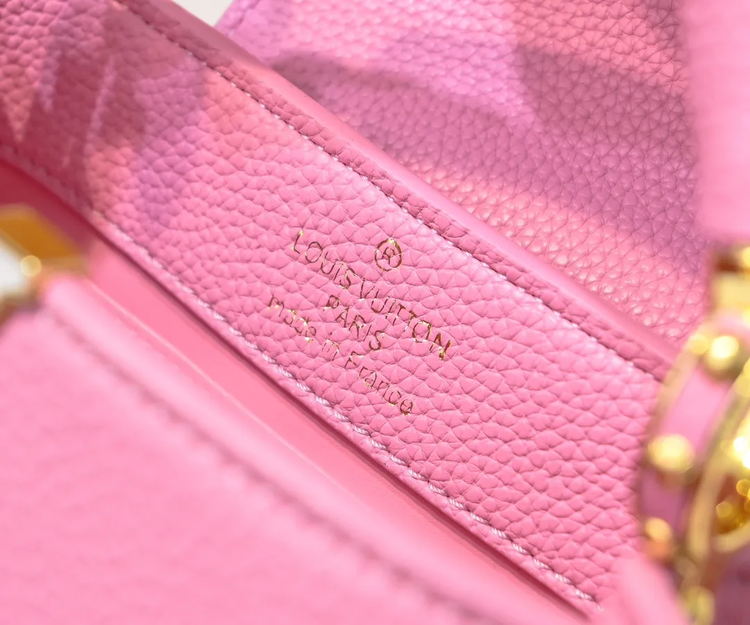 Upgraded version P440 M23943 This Capucines mini handbag incorporates exquisite Monogram flowers into the handle, and uses delicate brushstrokes to present the three-dimensional look of the LV logo, injecting dazzling luster into the soft design. Full-grain Taurillon leather has a compact shape that can hold a smartphone, short wallet and other small essentials. Detailed features 21 x 14 x 8 cm (length x height x width)