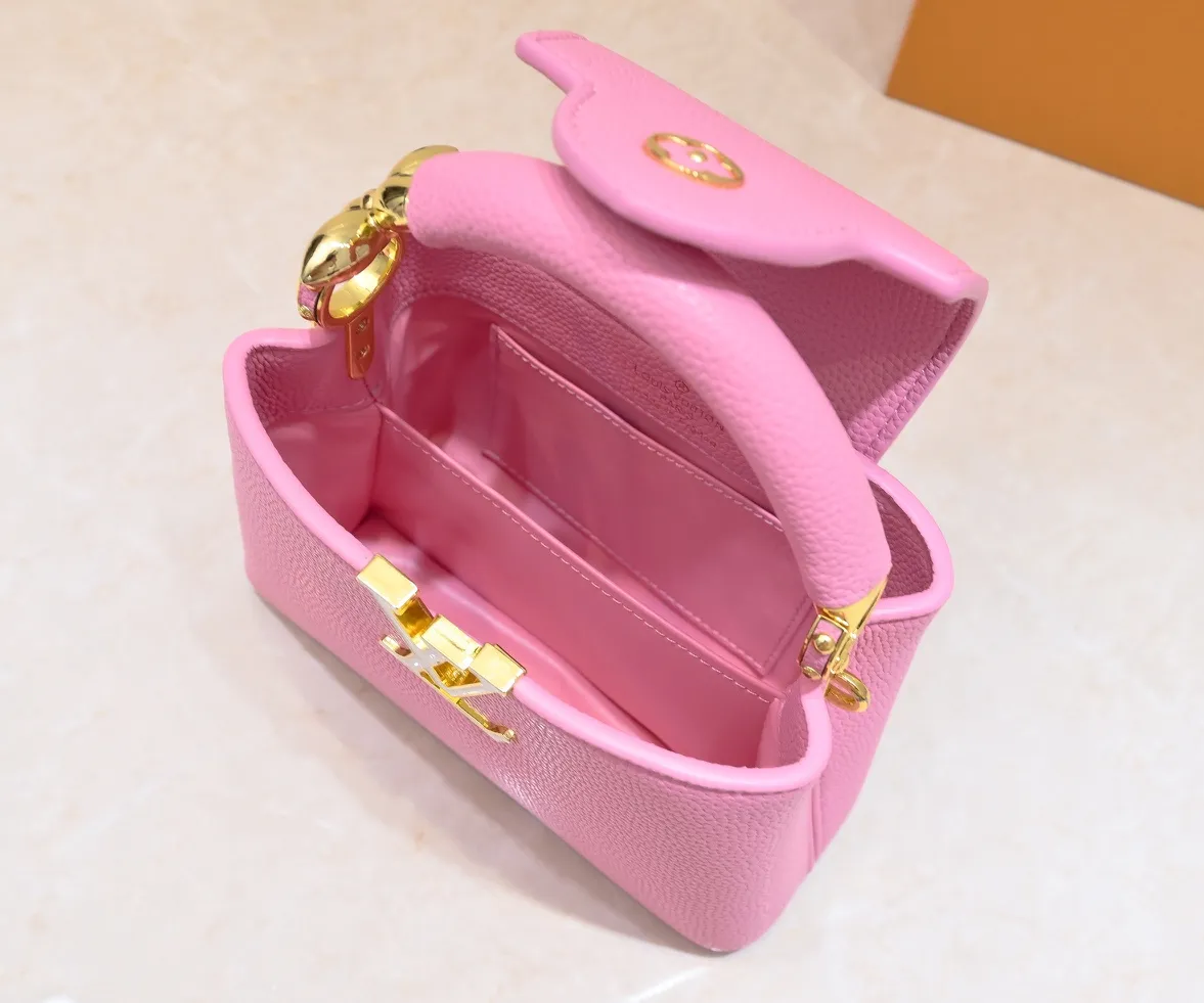 Upgraded version P440 M23943 This Capucines mini handbag incorporates exquisite Monogram flowers into the handle, and uses delicate brushstrokes to present the three-dimensional look of the LV logo, injecting dazzling luster into the soft design. Full-grain Taurillon leather has a compact shape that can hold a smartphone, short wallet and other small essentials. Detailed features 21 x 14 x 8 cm (length x height x width)