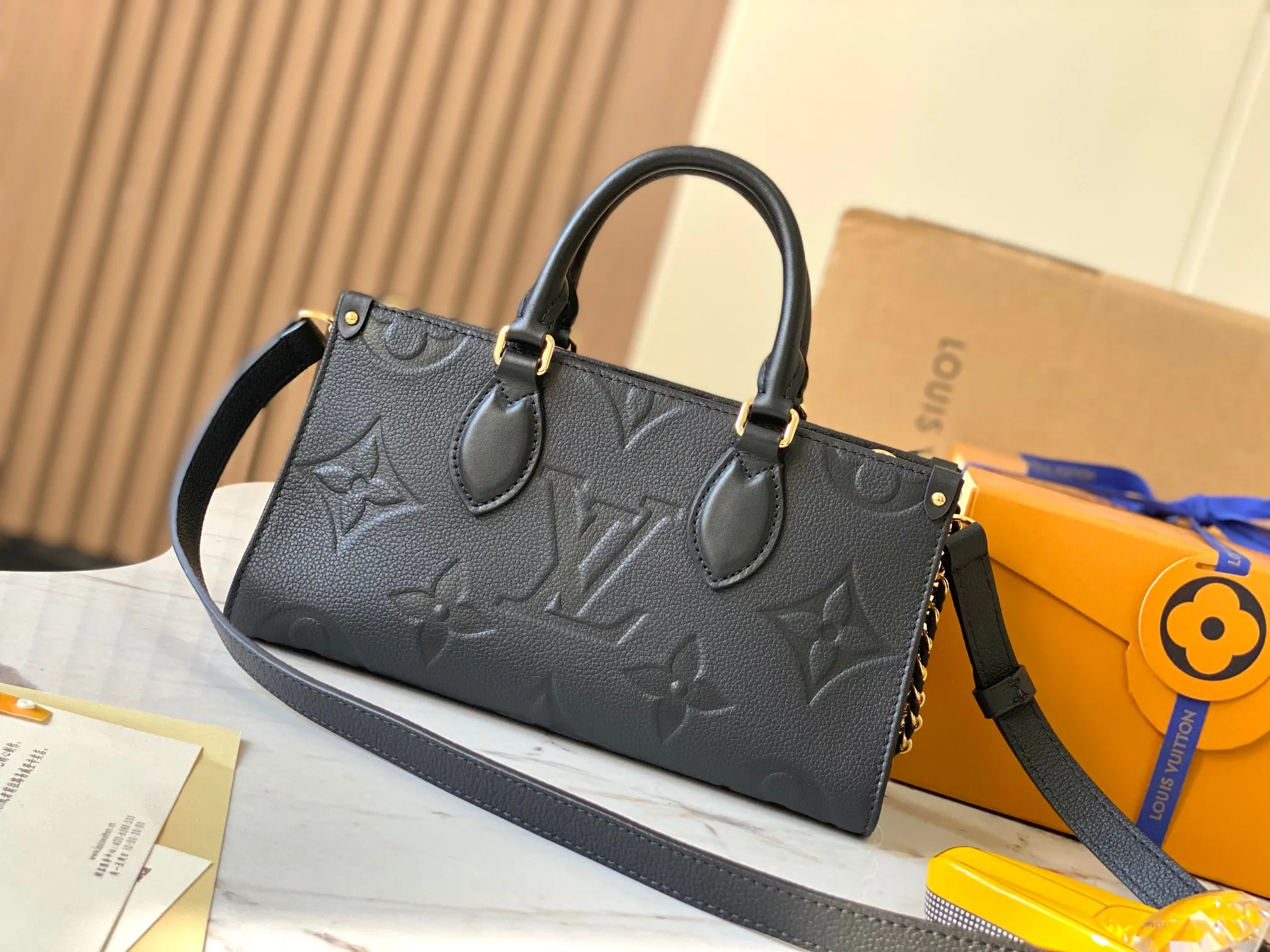 p1440 [Original leather, 💋 M23640 black] [OnTheGo East West handbag] Introducing the Ays OnTheGo small tote bag design, using Monogram Empreinte leather to reinterpret the ample configuration of East West. The Giant Monogram is embossed on the leather body, and the neat interior can store daily necessities. The top handle and removable leather chain strap allow for multiple carry options.  Dimensions: 25.0 x 13.0 x 10.0 cm