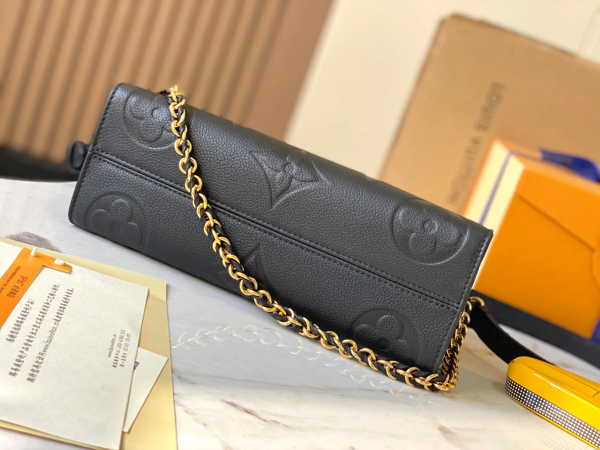 p1440 [Original leather, 💋 M23640 black] [OnTheGo East West handbag] Introducing the Ays OnTheGo small tote bag design, using Monogram Empreinte leather to reinterpret the ample configuration of East West. The Giant Monogram is embossed on the leather body, and the neat interior can store daily necessities. The top handle and removable leather chain strap allow for multiple carry options.  Dimensions: 25.0 x 13.0 x 10.0 cm