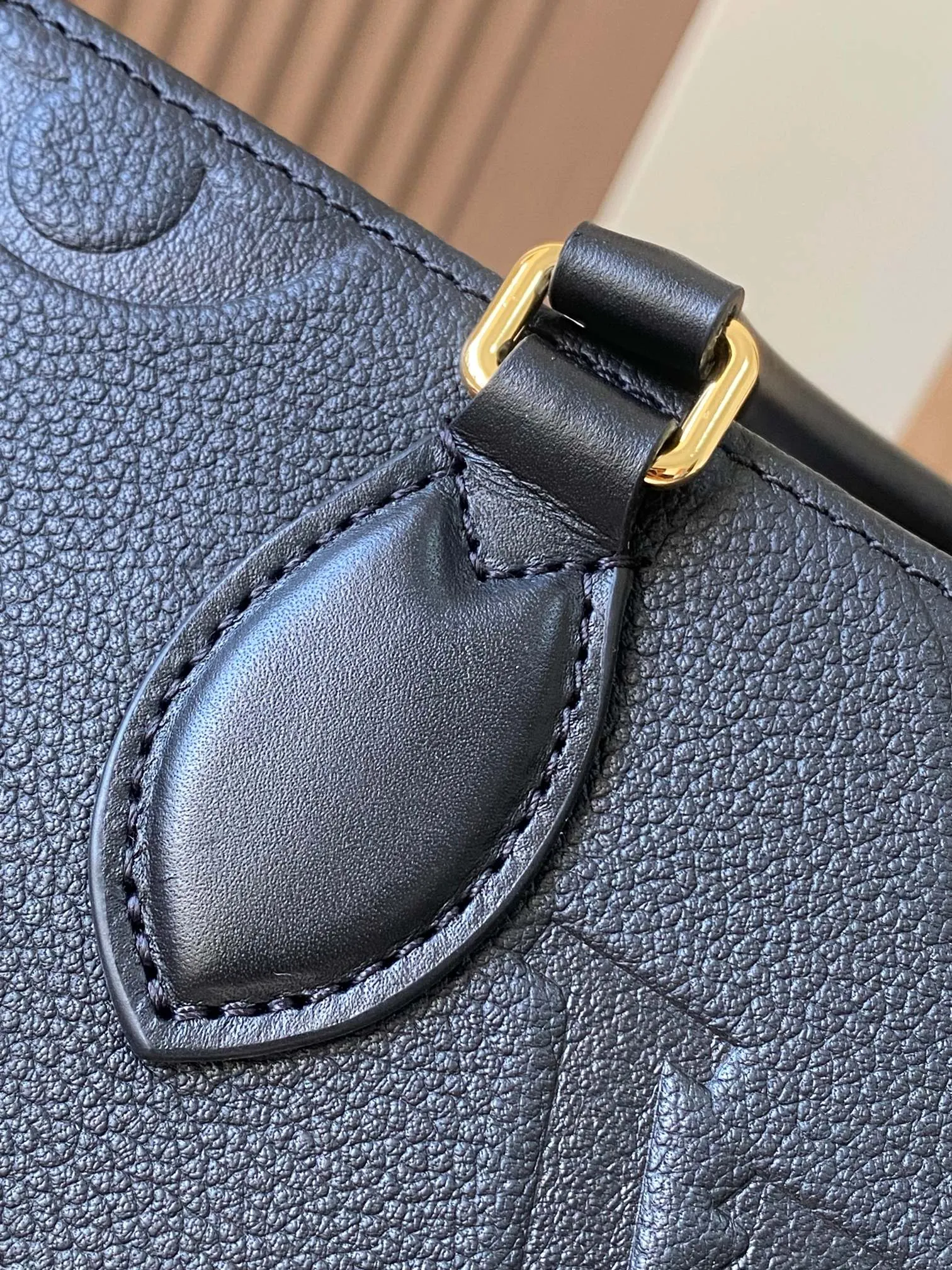 p1440 [Original leather, 💋 M23640 black] [OnTheGo East West handbag] Introducing the Ays OnTheGo small tote bag design, using Monogram Empreinte leather to reinterpret the ample configuration of East West. The Giant Monogram is embossed on the leather body, and the neat interior can store daily necessities. The top handle and removable leather chain strap allow for multiple carry options.  Dimensions: 25.0 x 13.0 x 10.0 cm