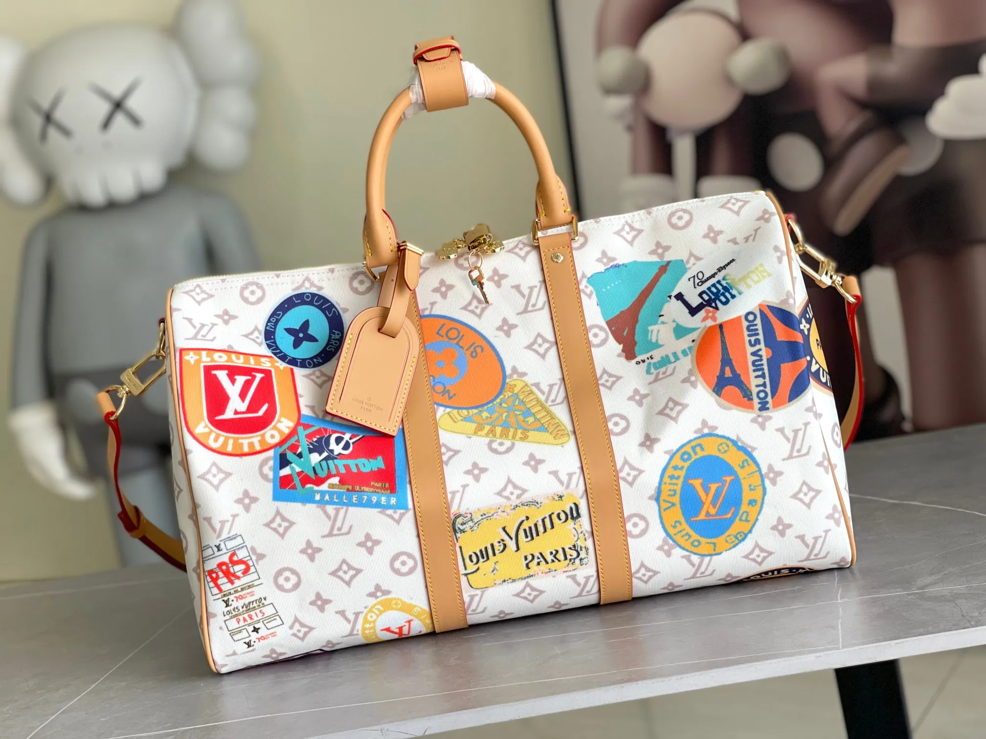💰1220 Top original single M14736 This model is "Kipol 45" sewn with single canvas. The Louis Vuitton travel sticker pack creates a gorgeous vibe and is perfect for any traveler. The leather trimming that further enhances the retro-style charm is also attractive. The optional carry-on bag (which varies by airline and device used) features two top handles and removable and adjustable shoulder straps for multiple carrying options.  45,0