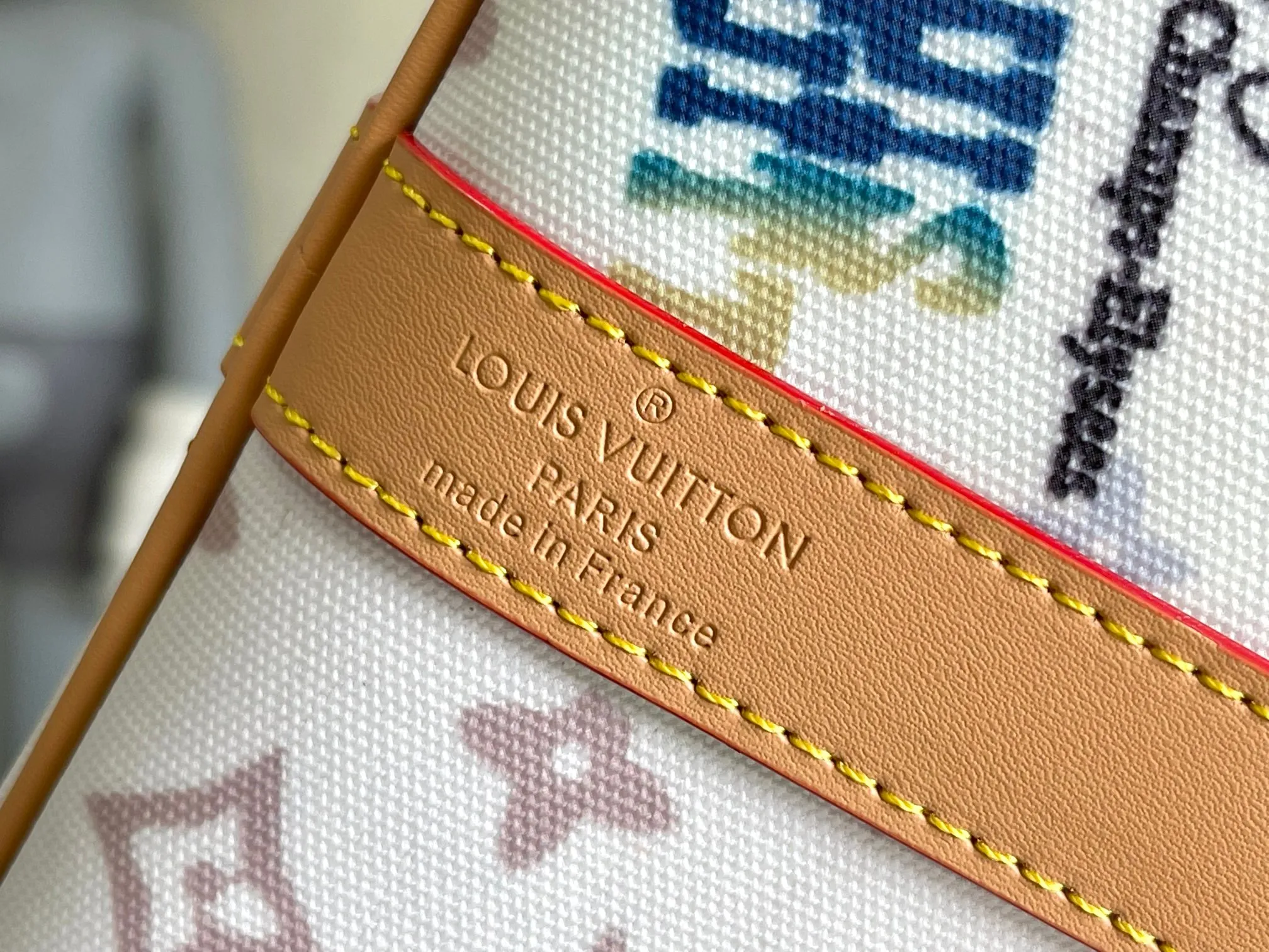 💰1220 Top original single M14736 This model is "Kipol 45" sewn with single canvas. The Louis Vuitton travel sticker pack creates a gorgeous vibe and is perfect for any traveler. The leather trimming that further enhances the retro-style charm is also attractive. The optional carry-on bag (which varies by airline and device used) features two top handles and removable and adjustable shoulder straps for multiple carrying options.  45,0