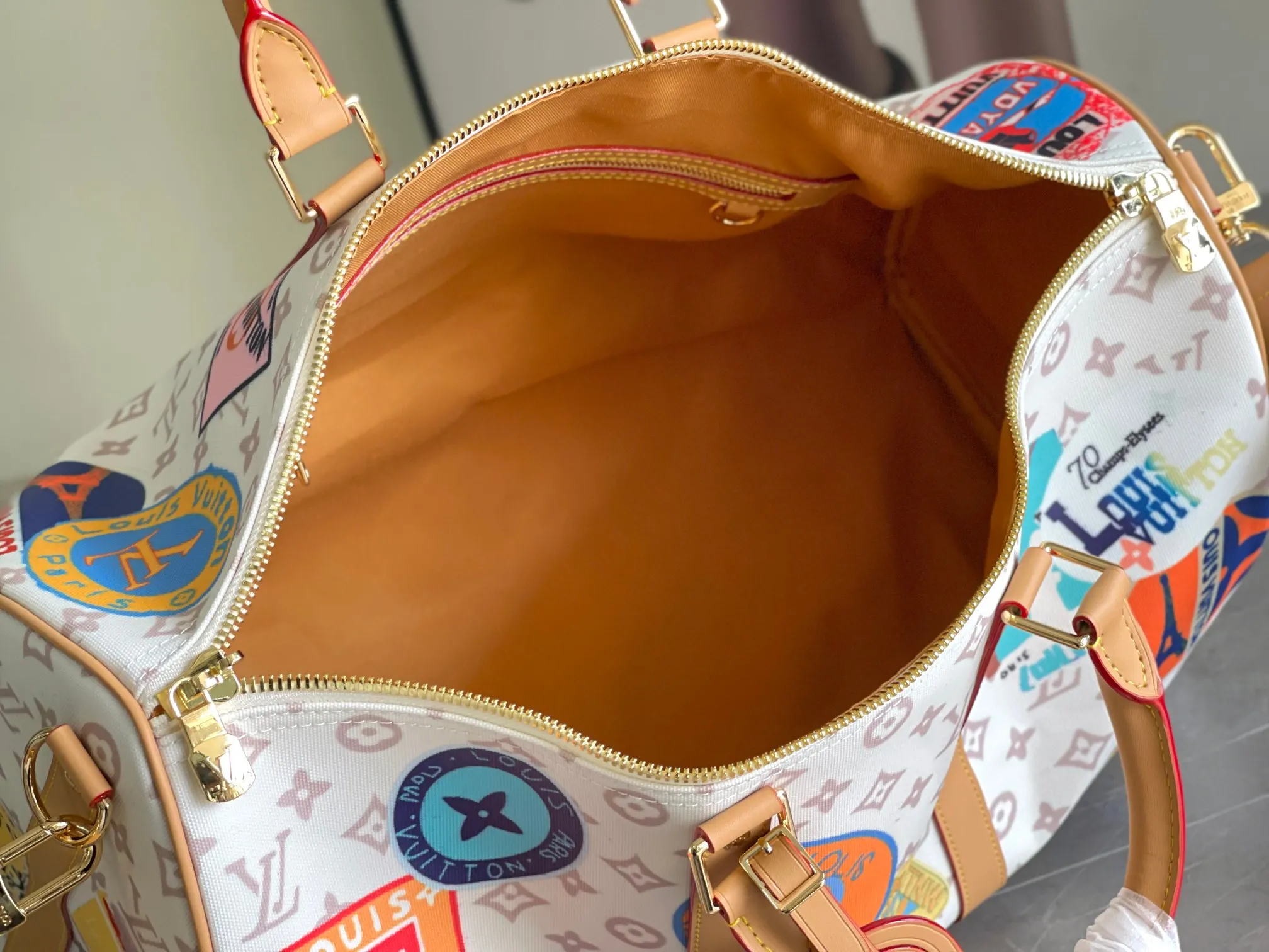 💰1220 Top original single M14736 This model is "Kipol 45" sewn with single canvas. The Louis Vuitton travel sticker pack creates a gorgeous vibe and is perfect for any traveler. The leather trimming that further enhances the retro-style charm is also attractive. The optional carry-on bag (which varies by airline and device used) features two top handles and removable and adjustable shoulder straps for multiple carrying options.  45,0