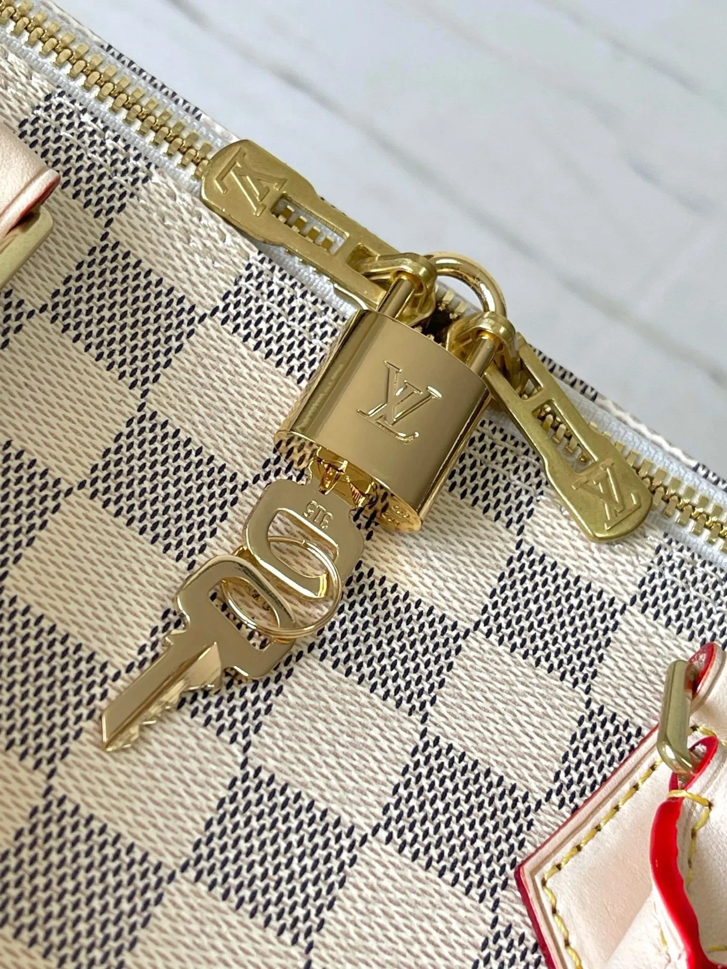 💰800 Every feature of the top original model 41112 white plaid Speedy 30 handbag can be called a classic: unique shape, leather handle, Damier Azur canvas. No wonder it has become the most popular bag in the world. Originally designed in 1930 for travelers (the name pays homage to the high-speed traffic of the time) with a cross-body strap, the Speedy 30 has become the perfect urban bag - soft, lightweight and classic. Size 30×21×17cm