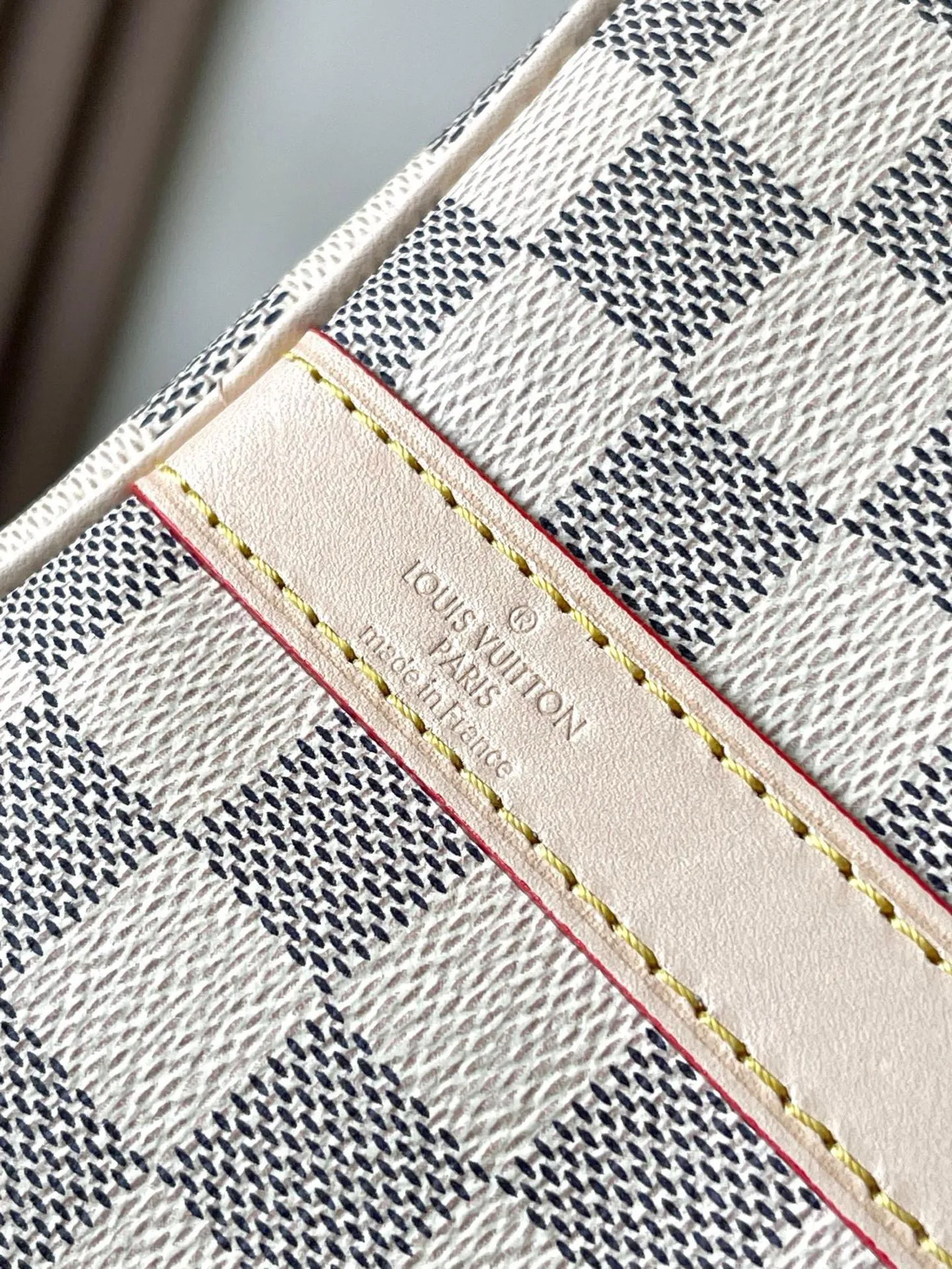 💰800 Every feature of the top original model 41112 white plaid Speedy 30 handbag can be called a classic: unique shape, leather handle, Damier Azur canvas. No wonder it has become the most popular bag in the world. Originally designed in 1930 for travelers (the name pays homage to the high-speed traffic of the time) with a cross-body strap, the Speedy 30 has become the perfect urban bag - soft, lightweight and classic. Size 30×21×17cm