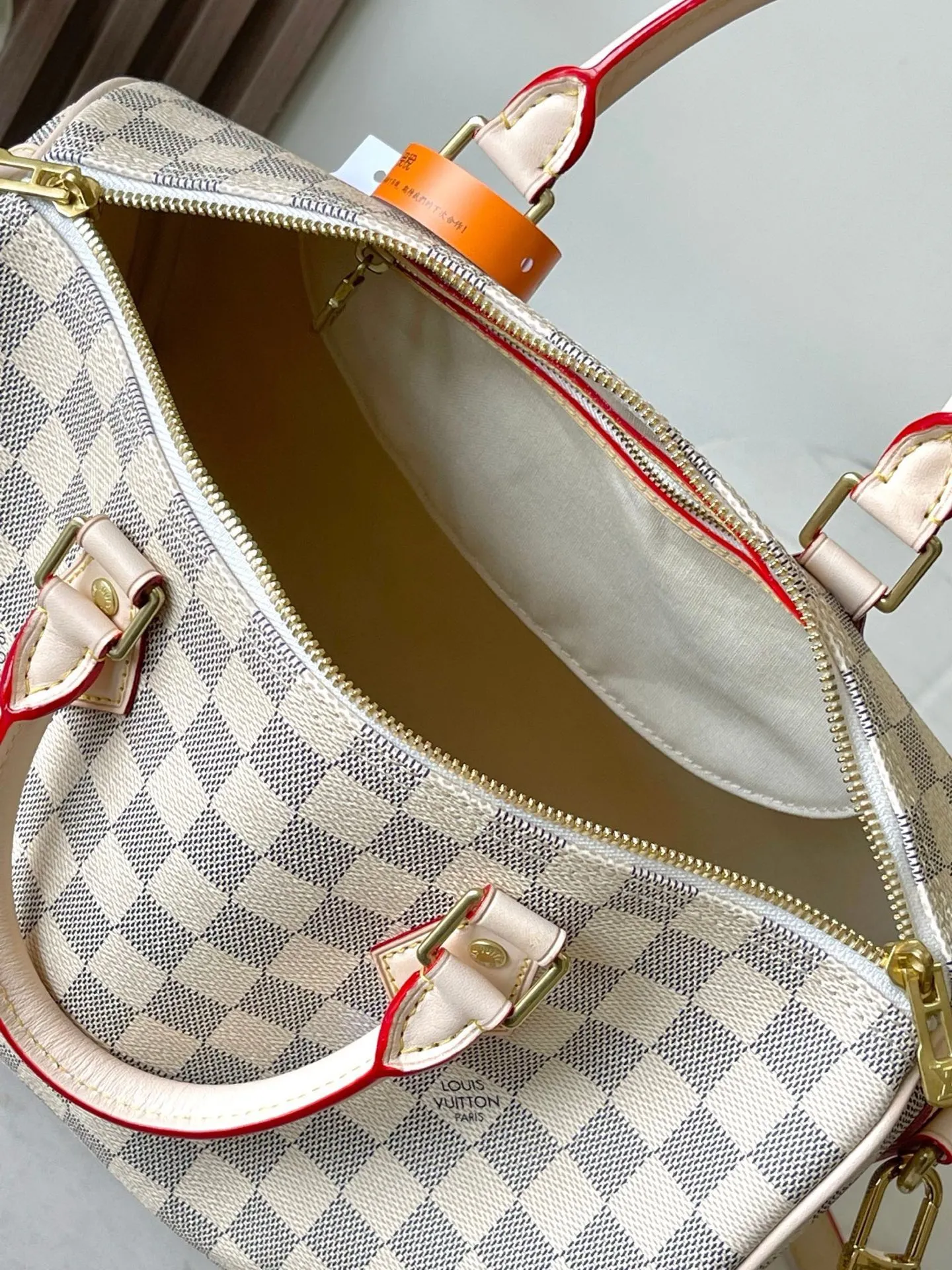 💰800 Every feature of the top original model 41112 white plaid Speedy 30 handbag can be called a classic: unique shape, leather handle, Damier Azur canvas. No wonder it has become the most popular bag in the world. Originally designed in 1930 for travelers (the name pays homage to the high-speed traffic of the time) with a cross-body strap, the Speedy 30 has become the perfect urban bag - soft, lightweight and classic. Size 30×21×17cm