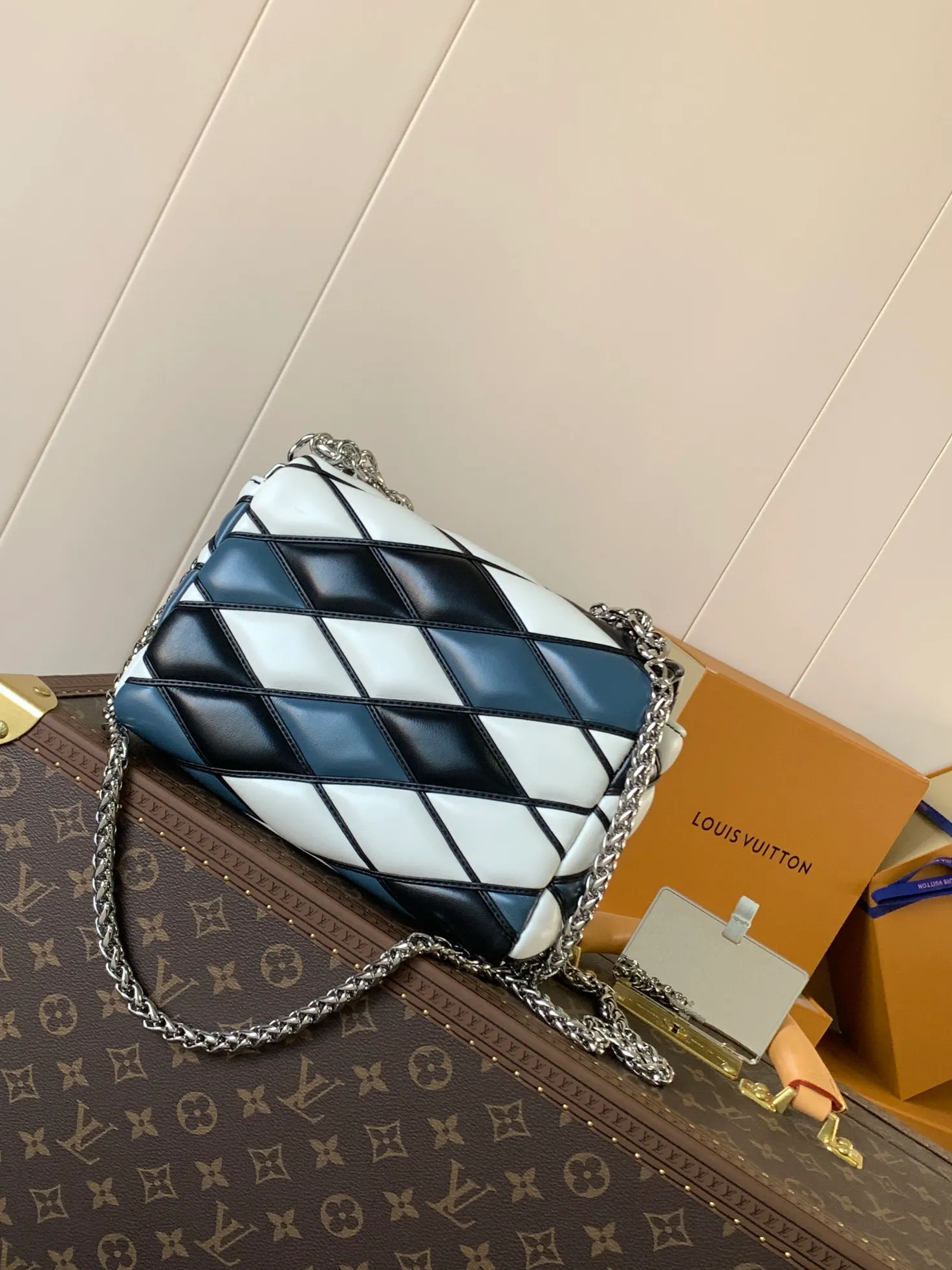💰1280 (top layer leather) top original order, code changing chip M23045 dark gray M22891 beige M23601 brown M22891 black M12338 vanilla M24465 pink gradient M23682 dark blue M12434 blue gradient M22891 blue and white checkered M22891 red and white checkered M25107 silver M22891 patent leather M22892 black pink gradient M24186 light blue gradient M24465 nude pink gradient M12567 burgundy M11374 black hardware M12332 light coffee color M22890 white leather black stripes M23568 gray pink gradient M25106 Chinese red Top-quality original custom leather ~ colors are being updated continuously! This medium GO-14 bag is crafted from rich sheepskin leather with a quilted pattern that pays homage to the brand's traditional luggage designs. The Twist lock makes a striking statement, and the top handle can be carried by hand alone, or it can be transformed into a leather shoulder pad on the sliding chain strap for comfortable shoulder or cross-body wear. Dimensions: 23 x 16 x 10cm