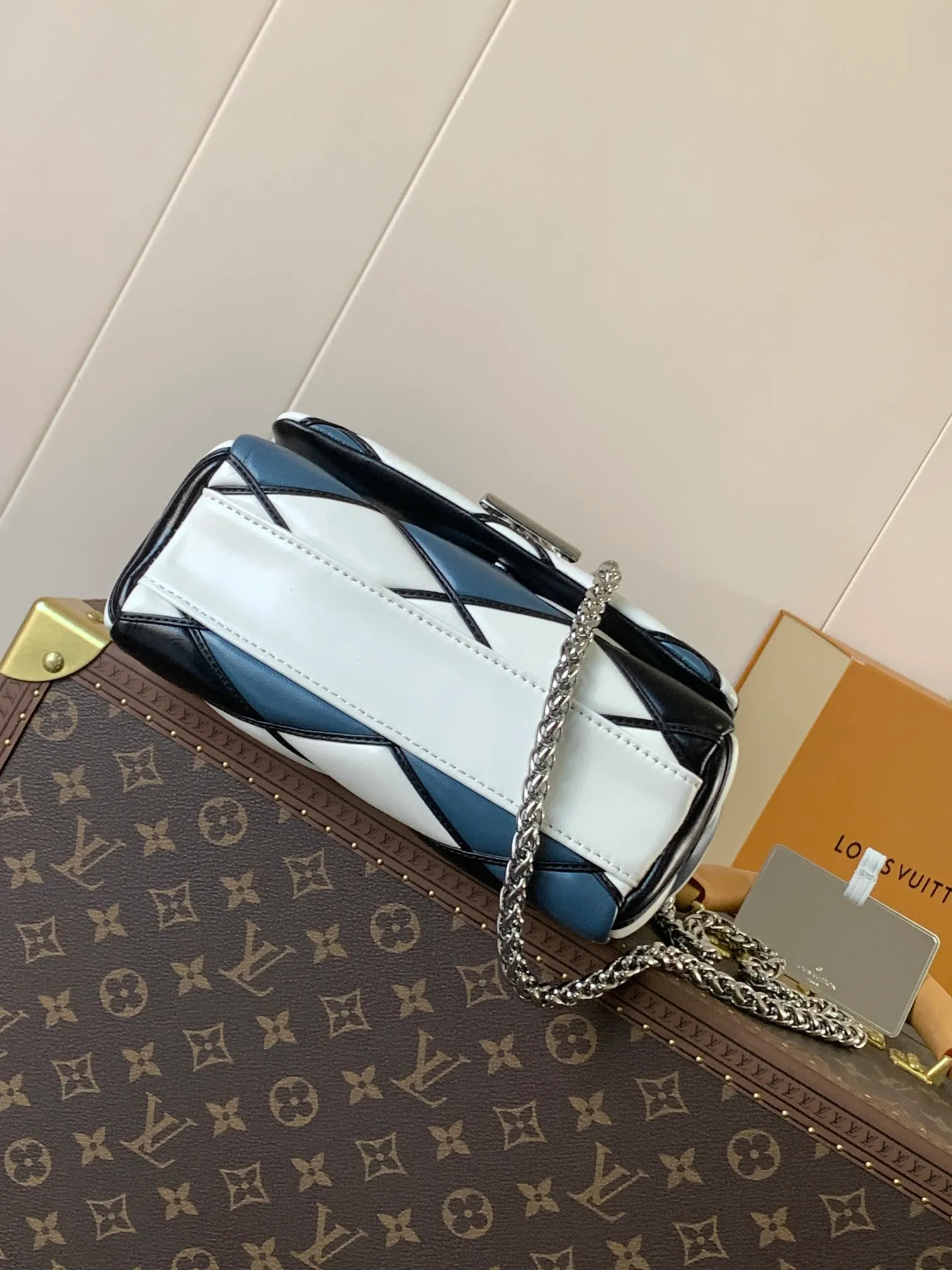 💰1280 (top layer leather) top original order, code changing chip M23045 dark gray M22891 beige M23601 brown M22891 black M12338 vanilla M24465 pink gradient M23682 dark blue M12434 blue gradient M22891 blue and white checkered M22891 red and white checkered M25107 silver M22891 patent leather M22892 black pink gradient M24186 light blue gradient M24465 nude pink gradient M12567 burgundy M11374 black hardware M12332 light coffee color M22890 white leather black stripes M23568 gray pink gradient M25106 Chinese red Top-quality original custom leather ~ colors are being updated continuously! This medium GO-14 bag is crafted from rich sheepskin leather with a quilted pattern that pays homage to the brand's traditional luggage designs. The Twist lock makes a striking statement, and the top handle can be carried by hand alone, or it can be transformed into a leather shoulder pad on the sliding chain strap for comfortable shoulder or cross-body wear. Dimensions: 23 x 16 x 10cm
