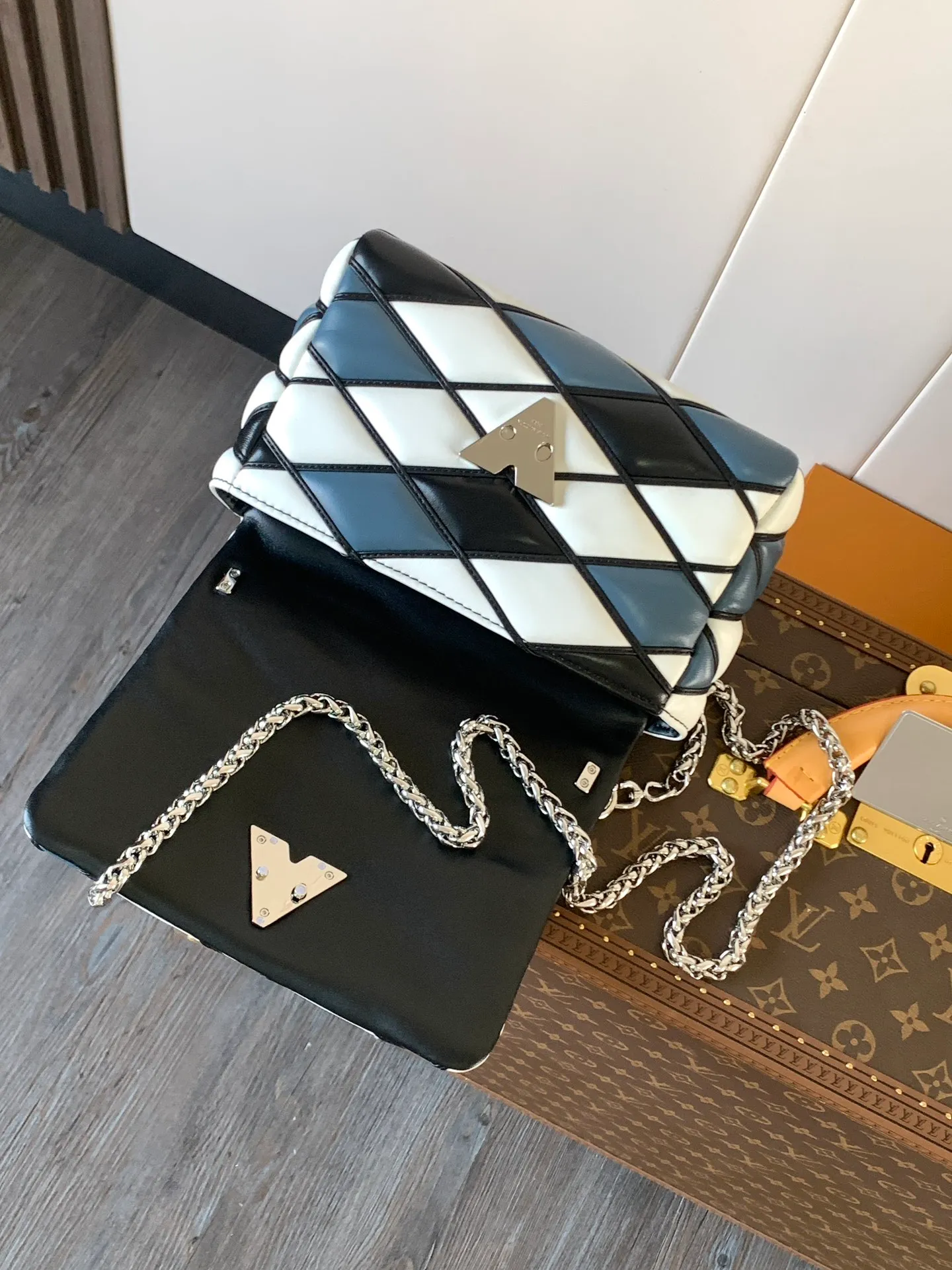 💰1280 (top layer leather) top original order, code changing chip M23045 dark gray M22891 beige M23601 brown M22891 black M12338 vanilla M24465 pink gradient M23682 dark blue M12434 blue gradient M22891 blue and white checkered M22891 red and white checkered M25107 silver M22891 patent leather M22892 black pink gradient M24186 light blue gradient M24465 nude pink gradient M12567 burgundy M11374 black hardware M12332 light coffee color M22890 white leather black stripes M23568 gray pink gradient M25106 Chinese red Top-quality original custom leather ~ colors are being updated continuously! This medium GO-14 bag is crafted from rich sheepskin leather with a quilted pattern that pays homage to the brand's traditional luggage designs. The Twist lock makes a striking statement, and the top handle can be carried by hand alone, or it can be transformed into a leather shoulder pad on the sliding chain strap for comfortable shoulder or cross-body wear. Dimensions: 23 x 16 x 10cm