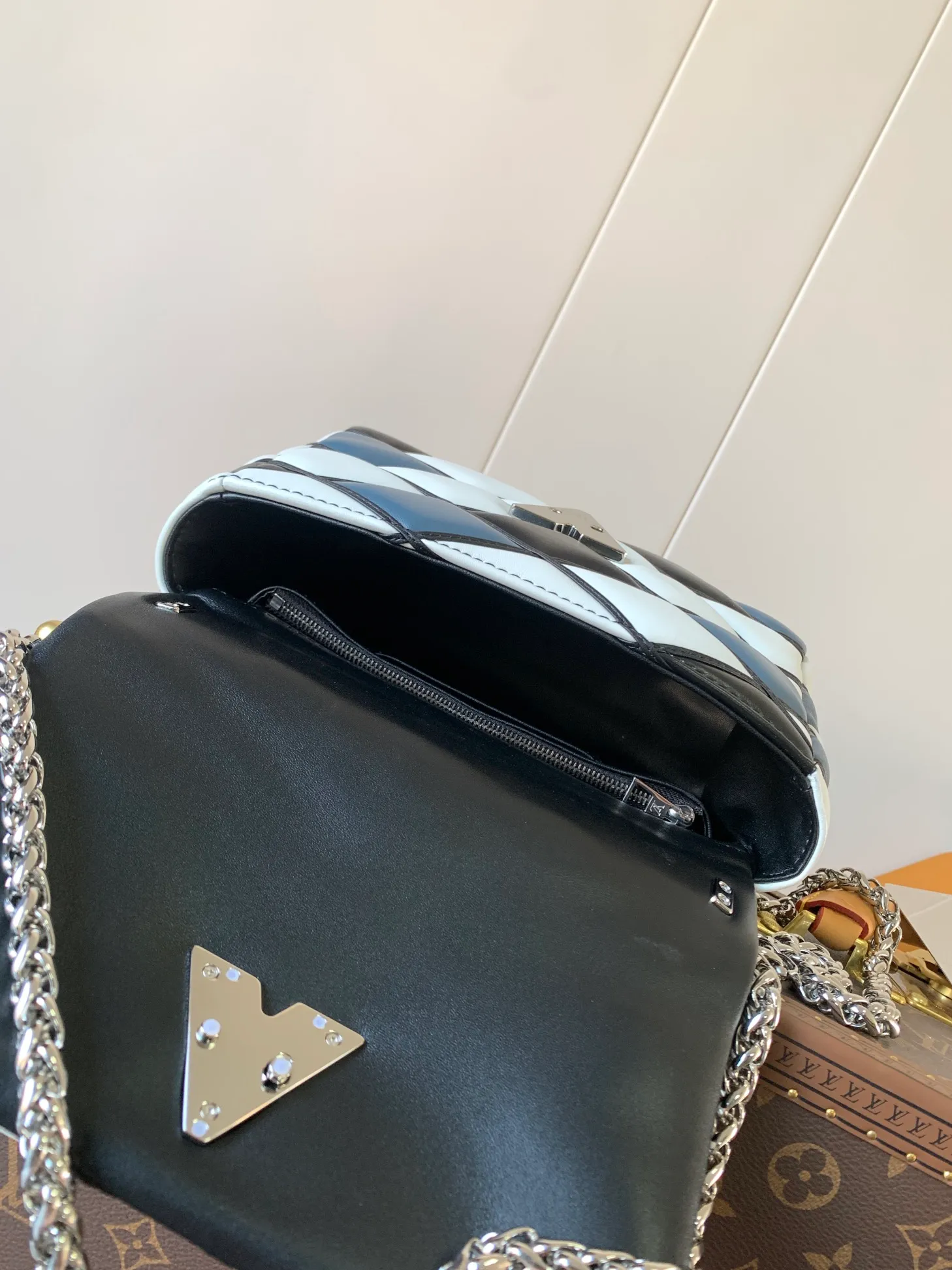 💰1280 (top layer leather) top original order, code changing chip M23045 dark gray M22891 beige M23601 brown M22891 black M12338 vanilla M24465 pink gradient M23682 dark blue M12434 blue gradient M22891 blue and white checkered M22891 red and white checkered M25107 silver M22891 patent leather M22892 black pink gradient M24186 light blue gradient M24465 nude pink gradient M12567 burgundy M11374 black hardware M12332 light coffee color M22890 white leather black stripes M23568 gray pink gradient M25106 Chinese red Top-quality original custom leather ~ colors are being updated continuously! This medium GO-14 bag is crafted from rich sheepskin leather with a quilted pattern that pays homage to the brand's traditional luggage designs. The Twist lock makes a striking statement, and the top handle can be carried by hand alone, or it can be transformed into a leather shoulder pad on the sliding chain strap for comfortable shoulder or cross-body wear. Dimensions: 23 x 16 x 10cm