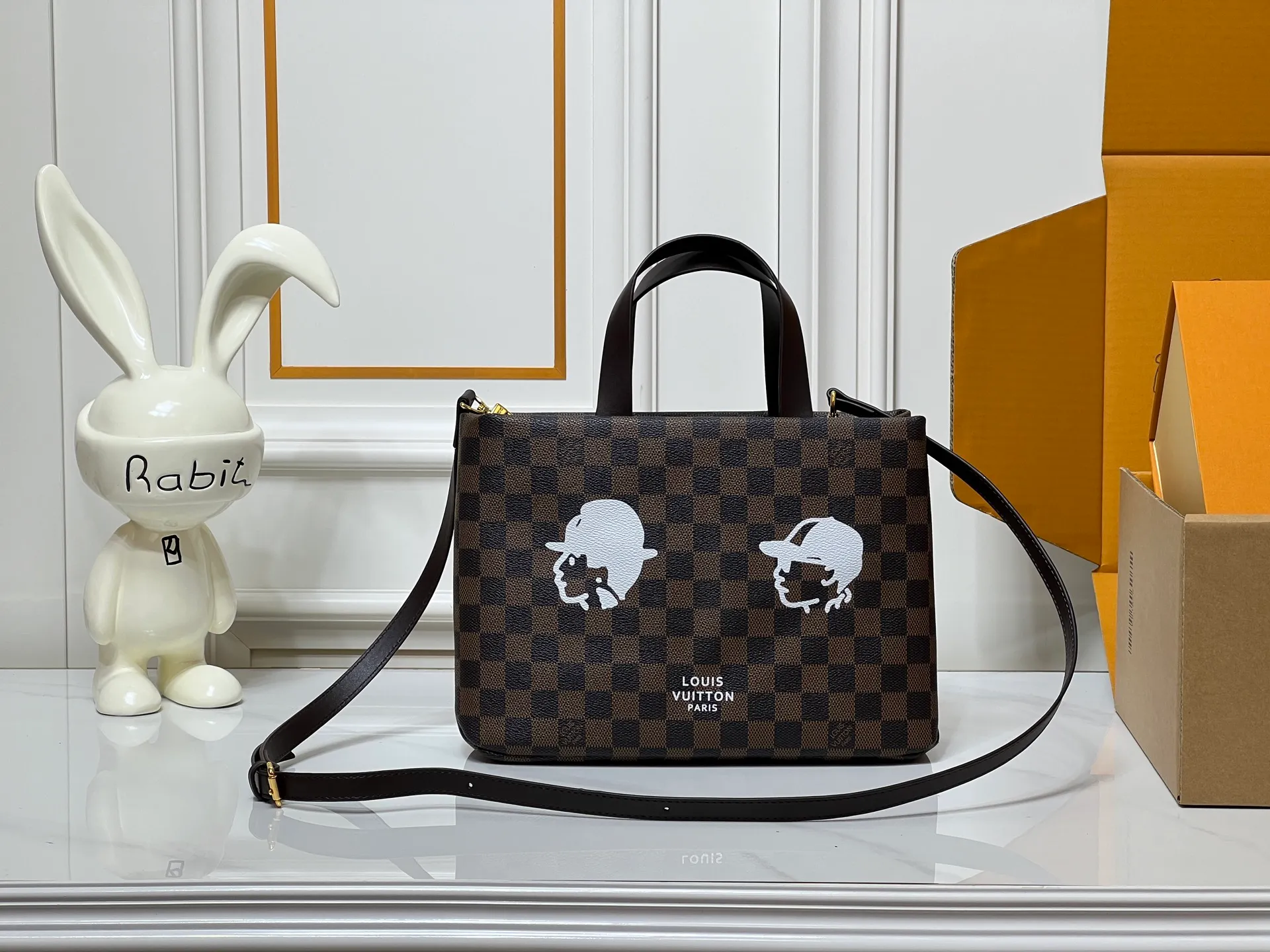 Batch 260💰M13940 Brown Grain Gradient Pink Gradient Blue Khaki Colored Plaid Black Plaid Presbyopia Orange Black Green Pink PHARREL and NIGO collection’s joint series Top original order This Shopper medium handbag draws inspiration from Louis Vuitton shopping bags, with the words Louis Vuitton and Maison Fondée En 1854 written on soft cow leather, with top handles and detachable shoulder straps. 25x19x11 • Cow leather • Cow leather trim • Textile lining • Metal hardware • Musketon closure • Main compartment • Zip pocket • Double patch pockets • Handles: Double handle
