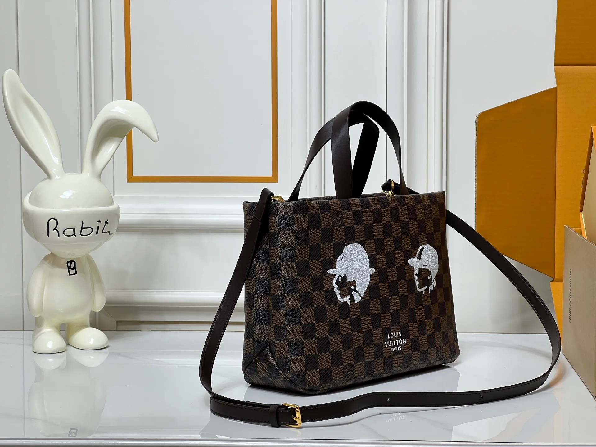 Batch 260💰M13940 Brown Grain Gradient Pink Gradient Blue Khaki Colored Plaid Black Plaid Presbyopia Orange Black Green Pink PHARREL and NIGO collection’s joint series Top original order This Shopper medium handbag draws inspiration from Louis Vuitton shopping bags, with the words Louis Vuitton and Maison Fondée En 1854 written on soft cow leather, with top handles and detachable shoulder straps. 25x19x11 • Cow leather • Cow leather trim • Textile lining • Metal hardware • Musketon closure • Main compartment • Zip pocket • Double patch pockets • Handles: Double handle