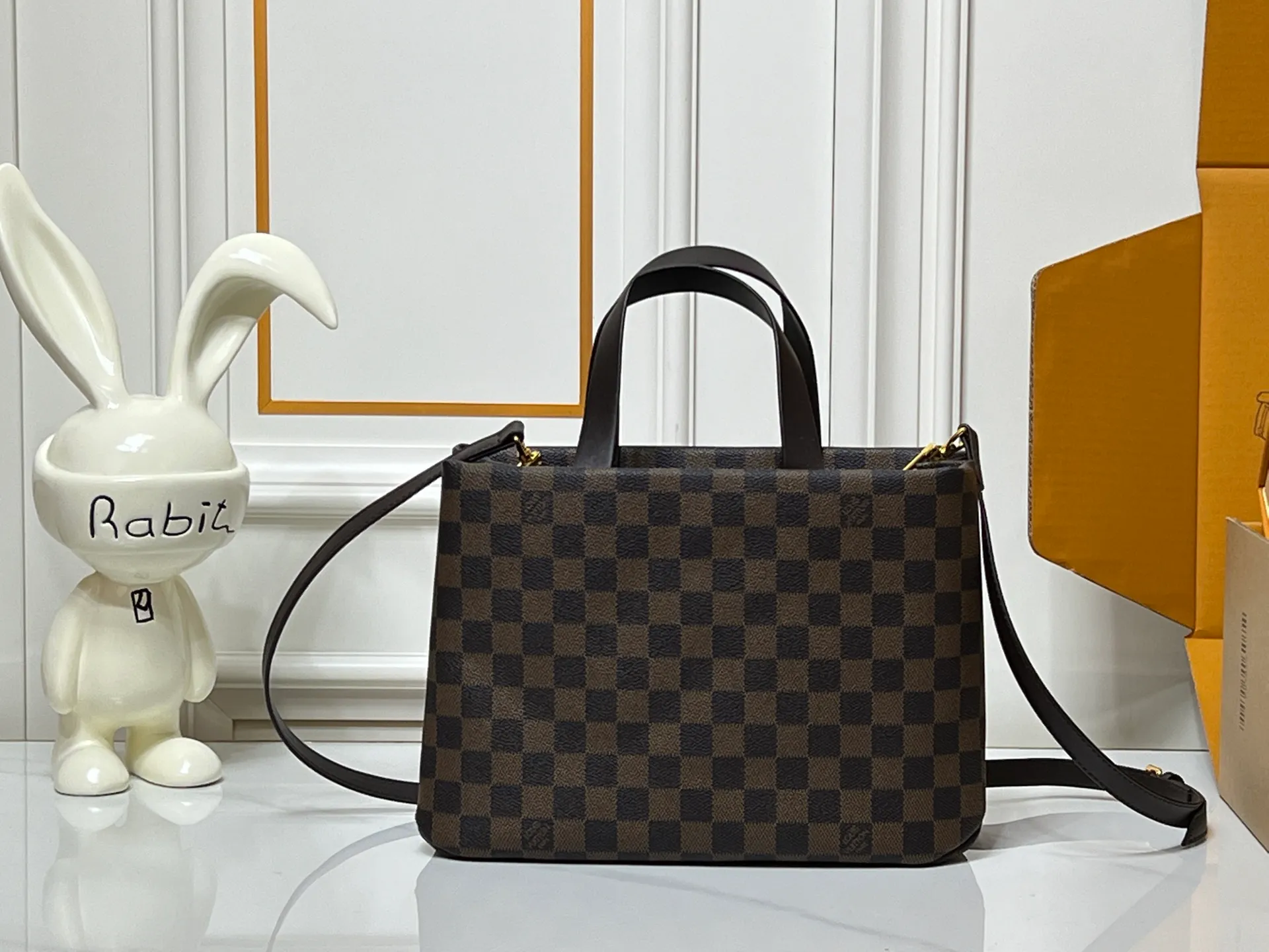 Batch 260💰M13940 Brown Grain Gradient Pink Gradient Blue Khaki Colored Plaid Black Plaid Presbyopia Orange Black Green Pink PHARREL and NIGO collection’s joint series Top original order This Shopper medium handbag draws inspiration from Louis Vuitton shopping bags, with the words Louis Vuitton and Maison Fondée En 1854 written on soft cow leather, with top handles and detachable shoulder straps. 25x19x11 • Cow leather • Cow leather trim • Textile lining • Metal hardware • Musketon closure • Main compartment • Zip pocket • Double patch pockets • Handles: Double handle