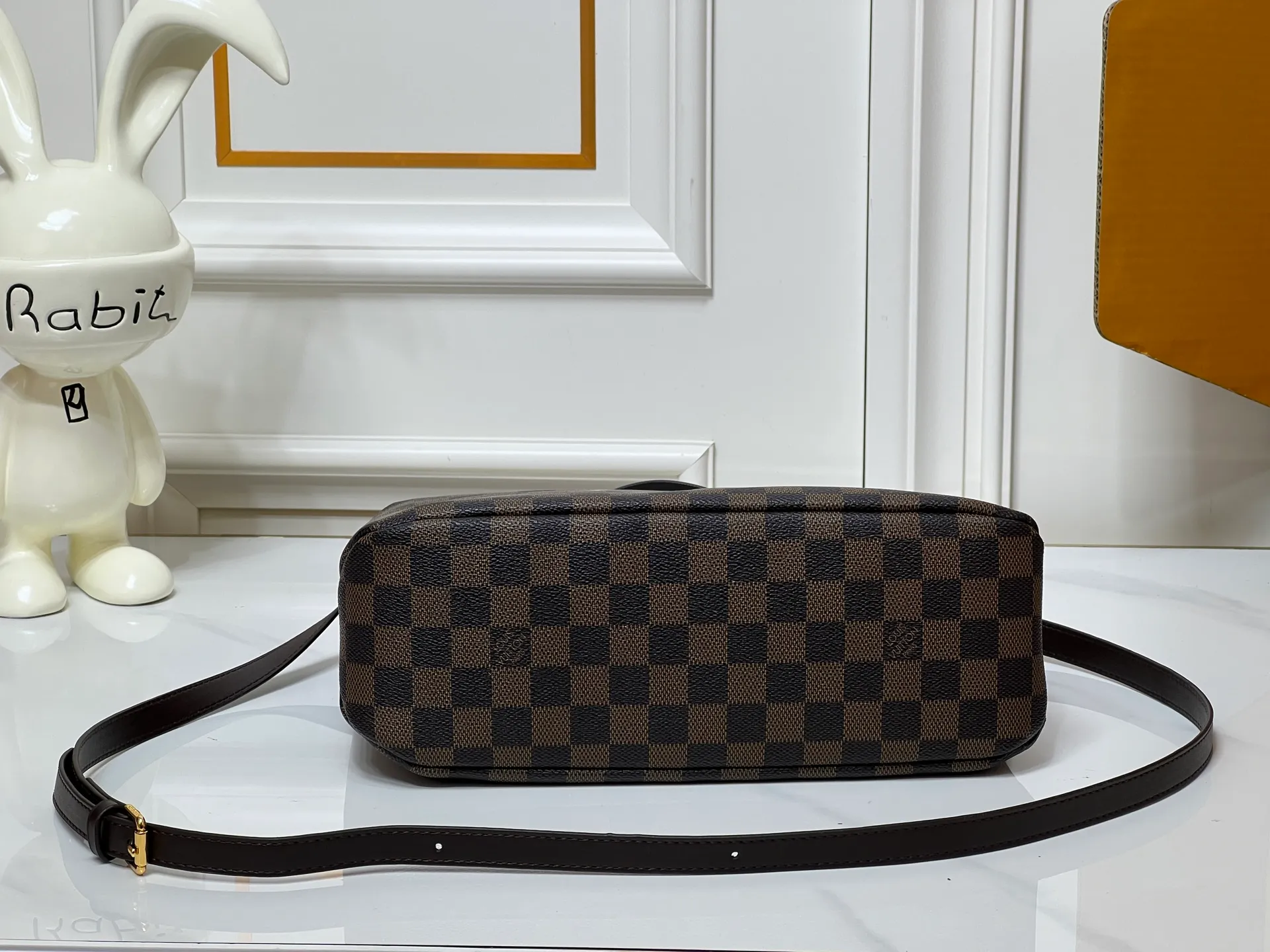 Batch 260💰M13940 Brown Grain Gradient Pink Gradient Blue Khaki Colored Plaid Black Plaid Presbyopia Orange Black Green Pink PHARREL and NIGO collection’s joint series Top original order This Shopper medium handbag draws inspiration from Louis Vuitton shopping bags, with the words Louis Vuitton and Maison Fondée En 1854 written on soft cow leather, with top handles and detachable shoulder straps. 25x19x11 • Cow leather • Cow leather trim • Textile lining • Metal hardware • Musketon closure • Main compartment • Zip pocket • Double patch pockets • Handles: Double handle